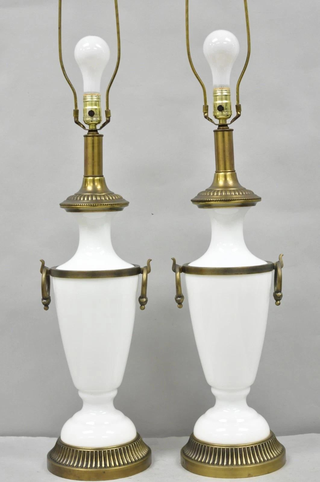 20ième siècle Lampe de table vintage néoclassique française en verre au lait blanc par Paul Hanson, paire en vente