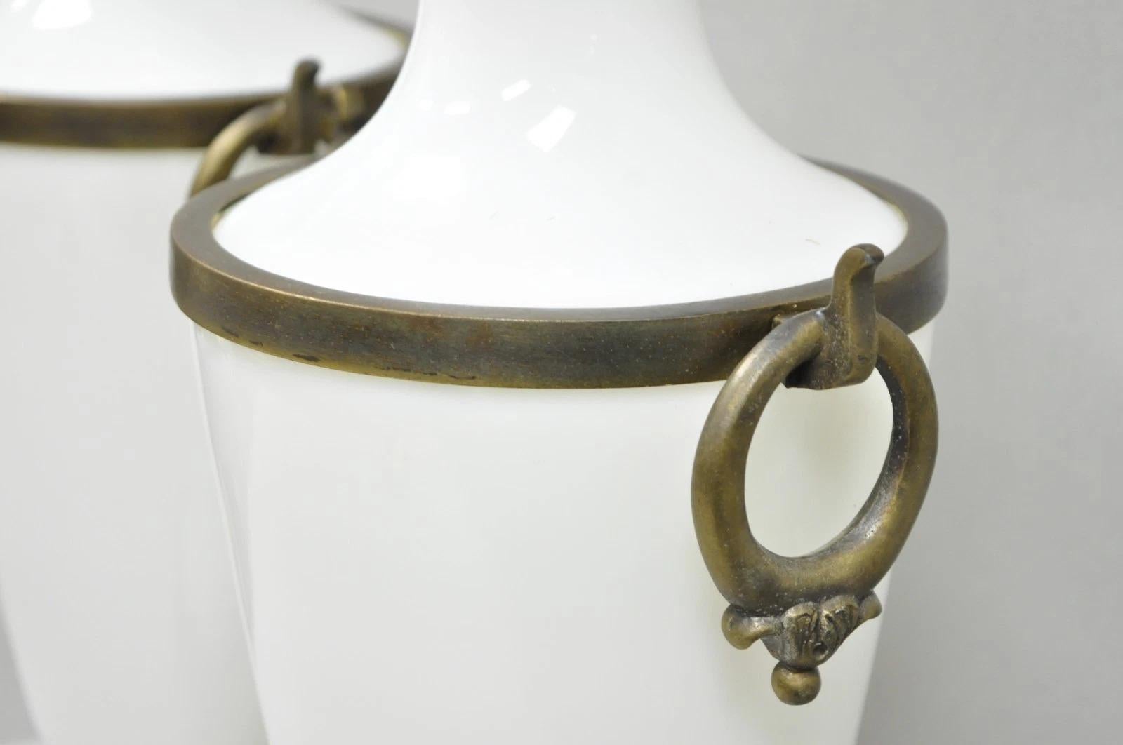 Métal Lampe de table vintage néoclassique française en verre au lait blanc par Paul Hanson, paire en vente