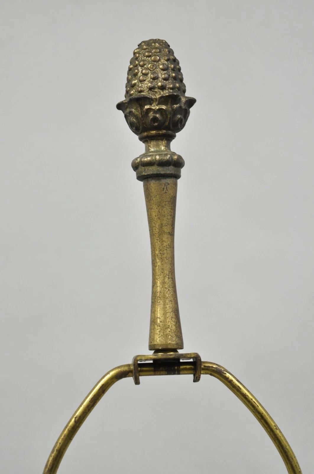 Lampe de table vintage néoclassique française en verre au lait blanc par Paul Hanson, paire en vente 1