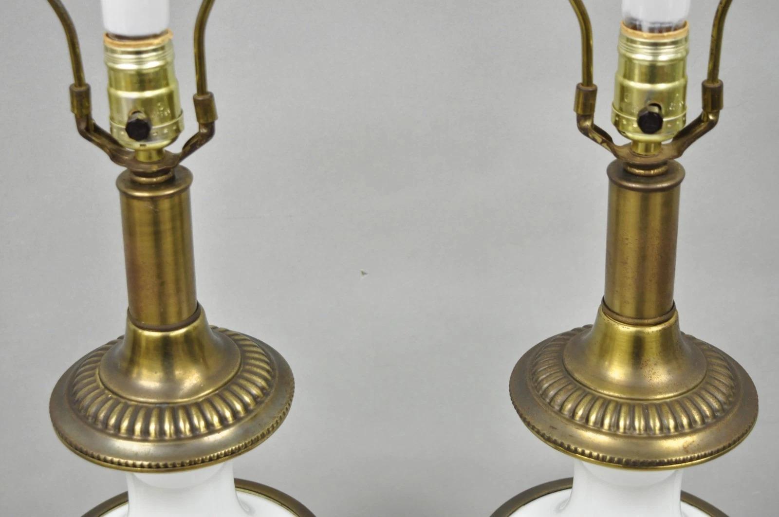 Lampe de table vintage néoclassique française en verre au lait blanc par Paul Hanson, paire en vente 2