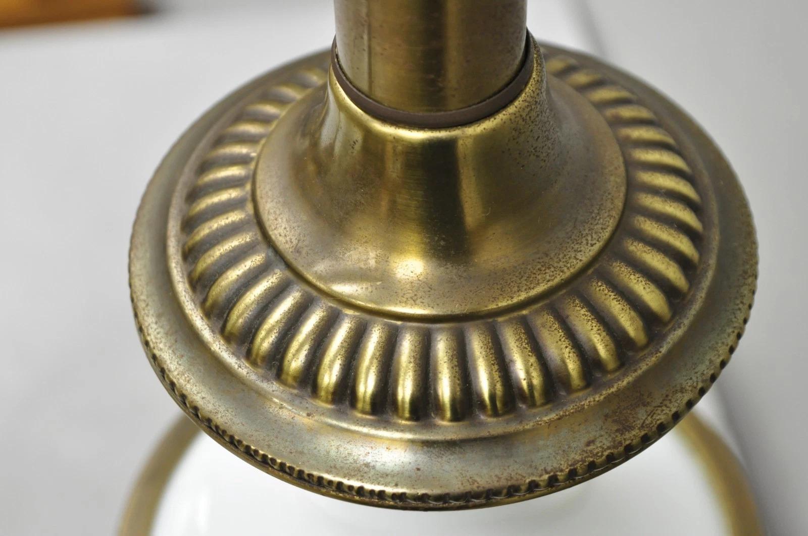 Lampe de table vintage néoclassique française en verre au lait blanc par Paul Hanson, paire en vente 3