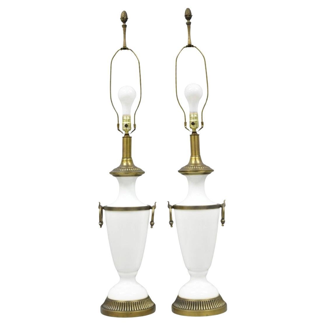 Lámpara de sobremesa neoclásica francesa vintage de vidrio con leche blanco de Paul Hanson, Pareja