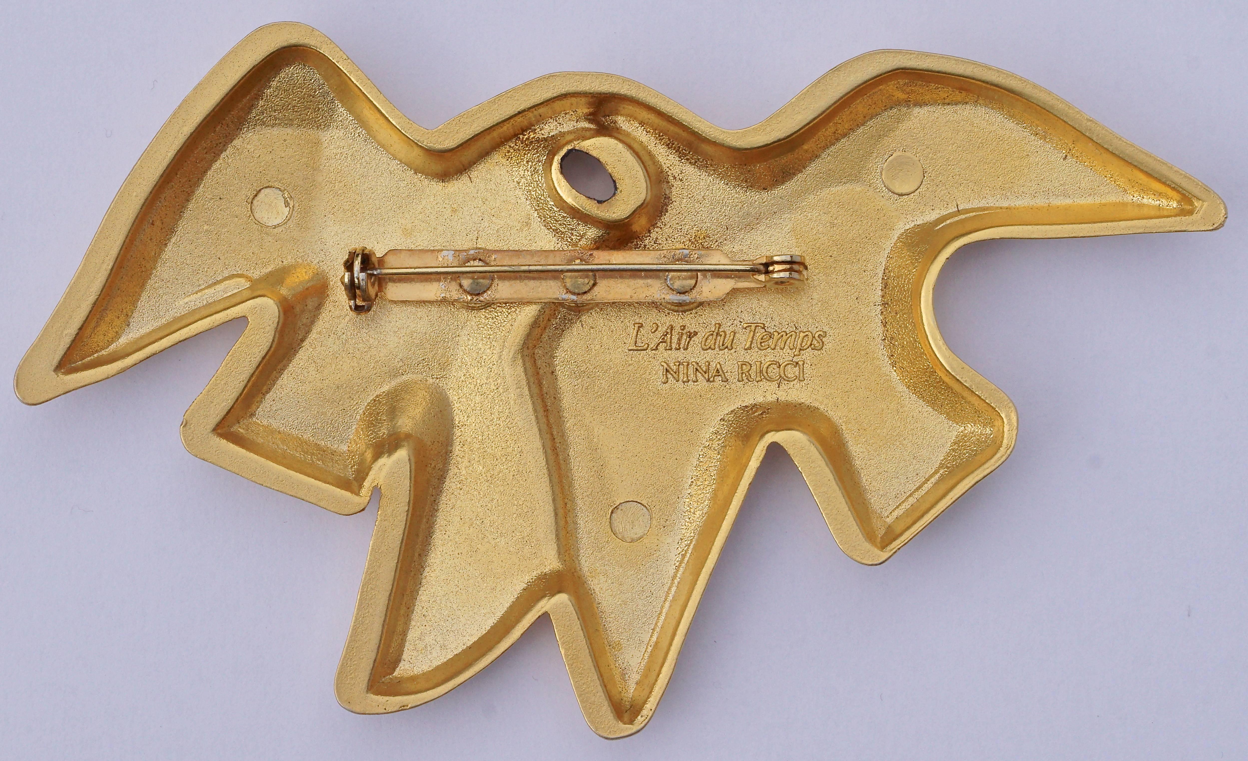 Nina Ricci vintage gold plated L'Air du Temps brooch designed with two doves, symbolic of the L'Air du Temps perfume. The birds have a lovely golden satin finish. Measuring width 10.3cm, 4 inches, by maximum length 5.8cm, 2.3 inches. This French