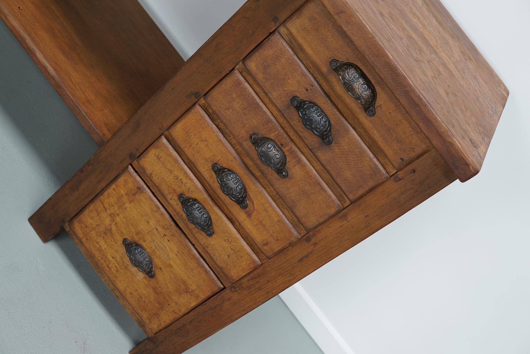 Questo banco da lavoro è stato realizzato in Francia con legno di quercia e faggio. Veniva utilizzato da un orologiaio o da un Jewell. È in buone condizioni vintage, con segni d'uso e d'età.