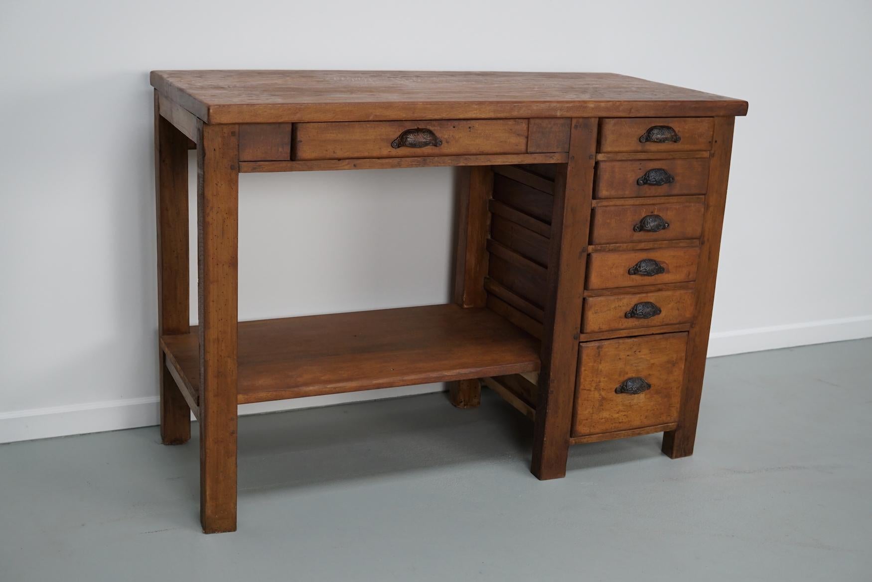 Metà XX secolo Banco da lavoro francese d'epoca in Oak e Beeche per gioiellieri/orologiai, anni '30 in vendita