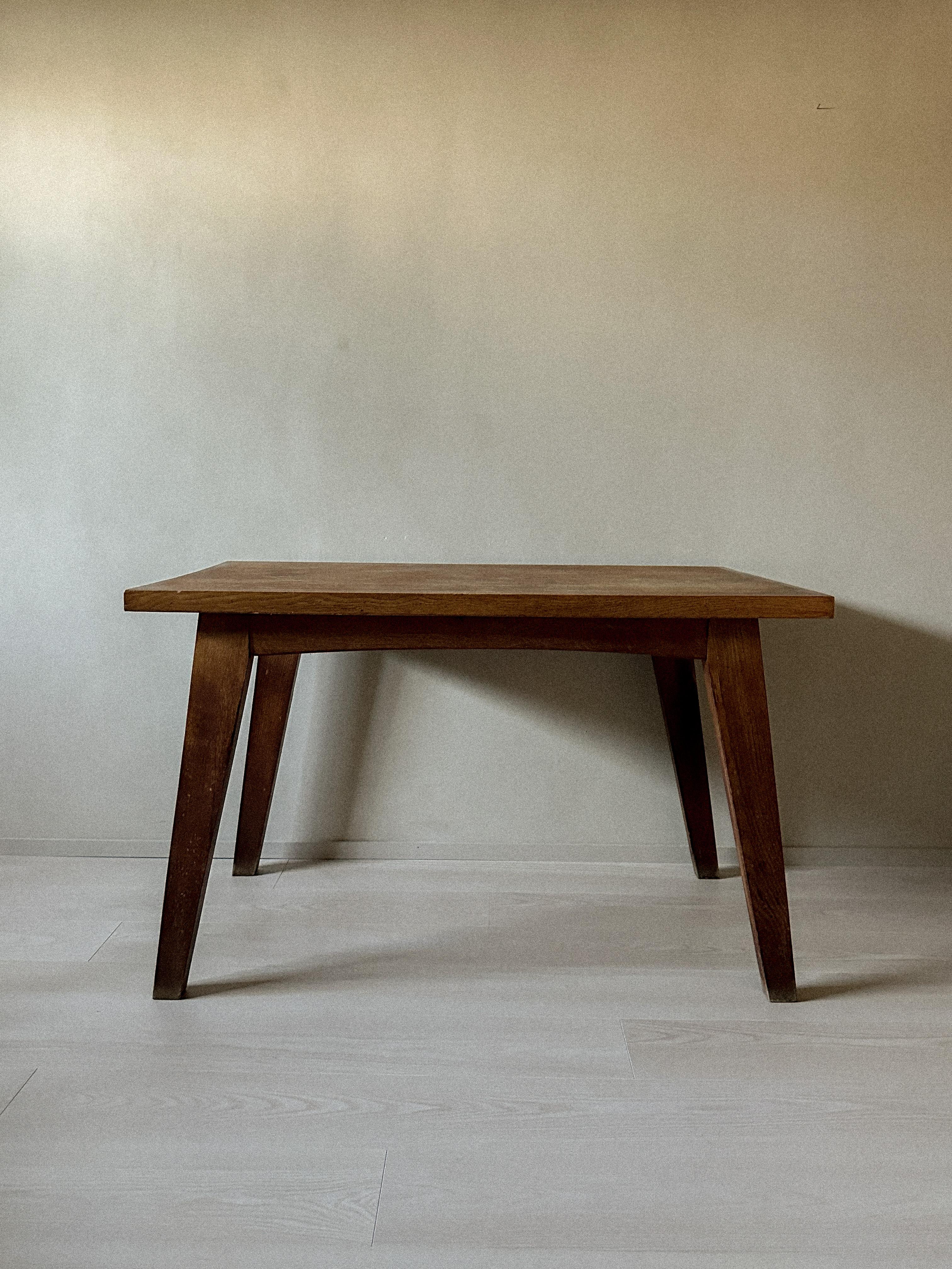 Une belle table dinging carrée vintage à la manière de Pierre Jeanneret. En chêne, original de France dans les années 1950. 