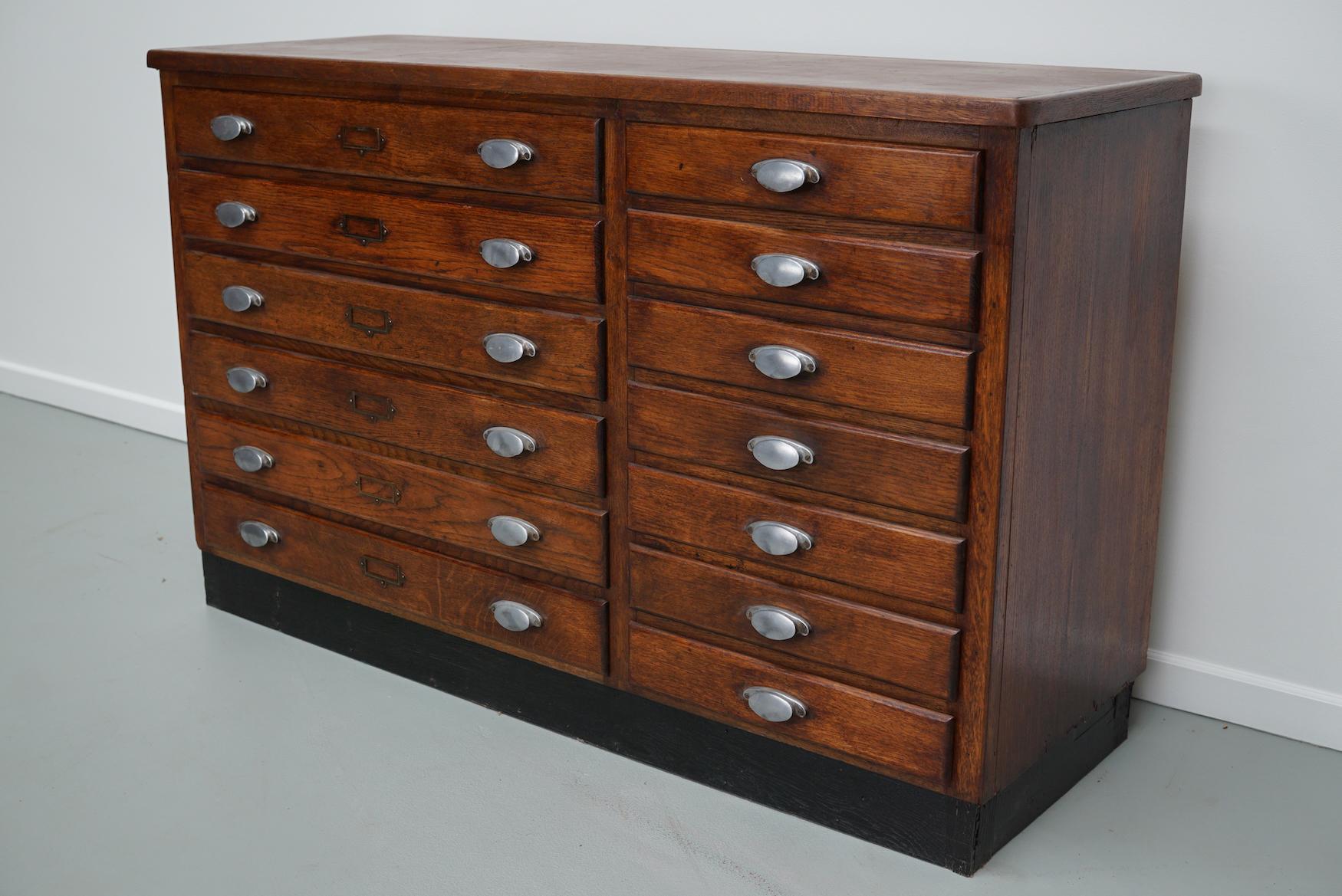 Questo mobile per negozi di tessuti è stato realizzato in Francia intorno agli anni '40/'50 in legno di Oak. Dispone di 6 cassetti grandi e 7 cassetti più piccoli con belle maniglie. Le dimensioni interne dei cassetti sono: DWH 39 x 75 x 8 cm e 39 x