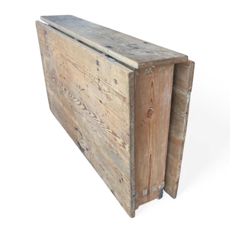 Atemberaubender französischer Esstisch mit Klapptisch. 
Unbehandeltes Holz verleiht einem modernen Haus ein behagliches Gefühl oder ist die perfekte Oberfläche für eine rustikale Ästhetik.