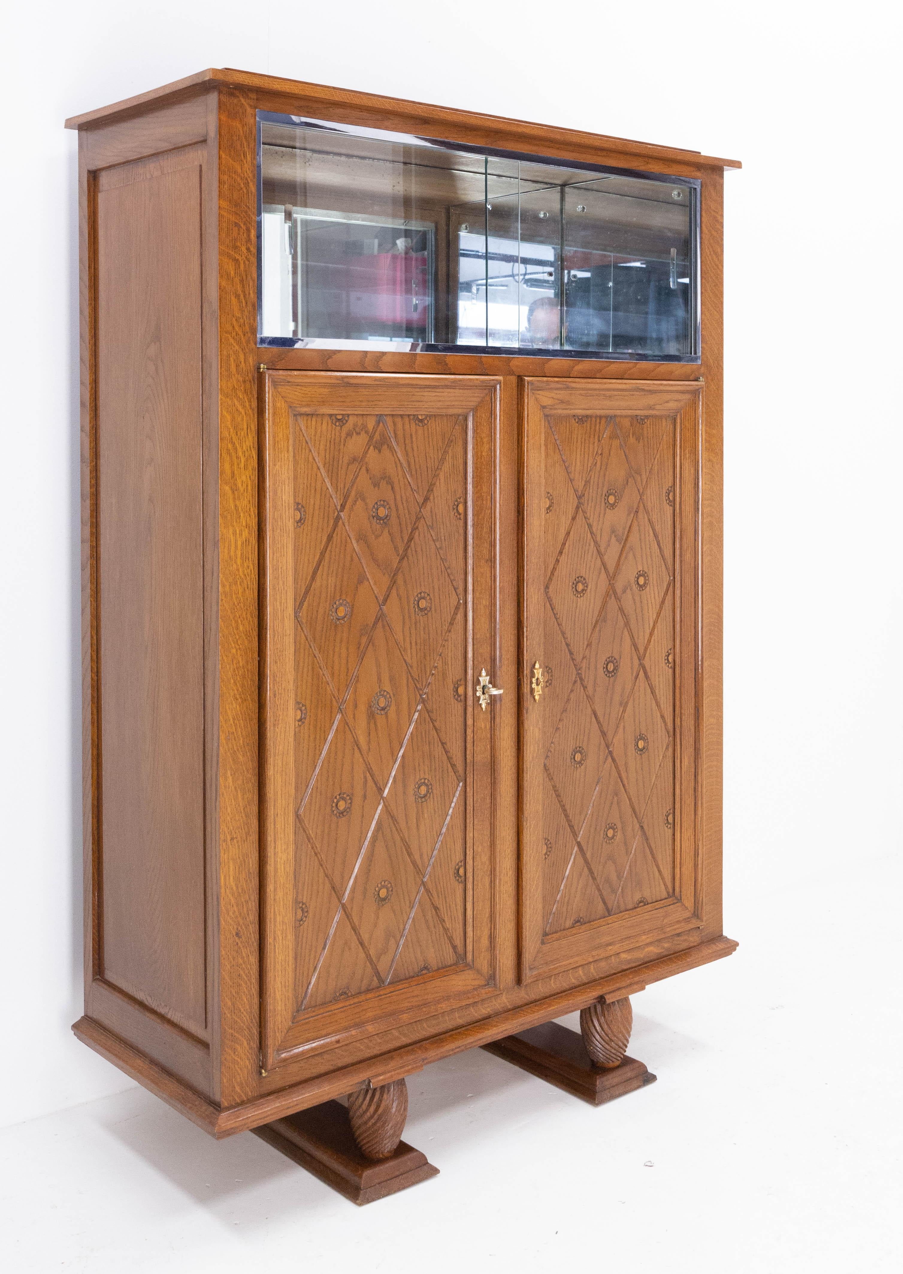 Vitrine oak buffet, French, circa 1950
Display cabinet with sliding glass doors
Solid Oad with carved diamonds patterns
Good condition with superb patina

Shipping:
L 106/ P 44/ H 158 cm 87 kg.

