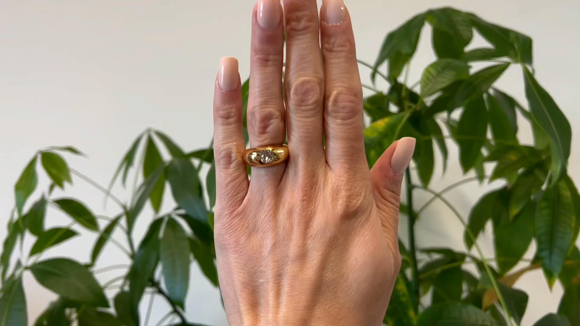 Un anello a cupola d'oro giallo 18k con diamanti d'epoca francesi taglio miniera. Un diamante taglio old mine del peso di circa 0,90 carati, classificato nella montatura come colore K e purezza SI1. Realizzato in oro giallo 18 carati con marchio