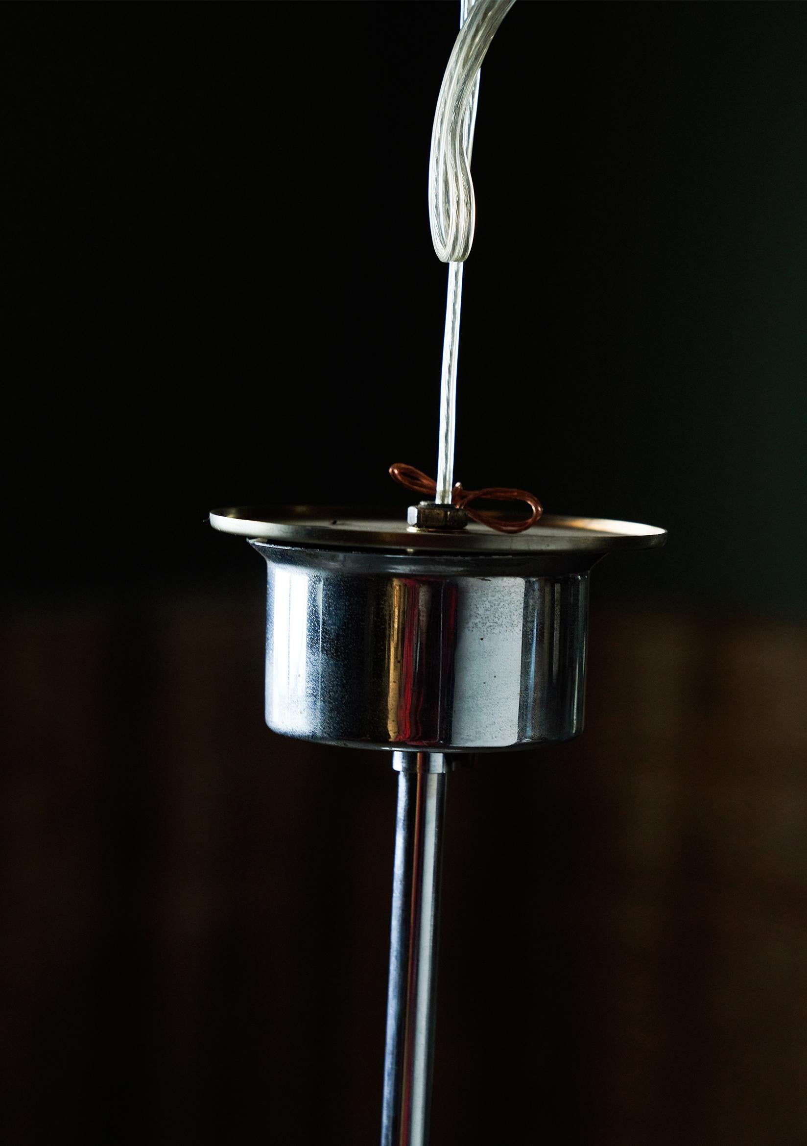 Cette suspension vintage en verre au lait a une tige et un baldaquin en nickel. Il a été câblé pour les États-Unis. Le verre s'adapte correctement à la partie supérieure de la lumière lorsqu'il est installé. La boule de verre est mate et givrée.