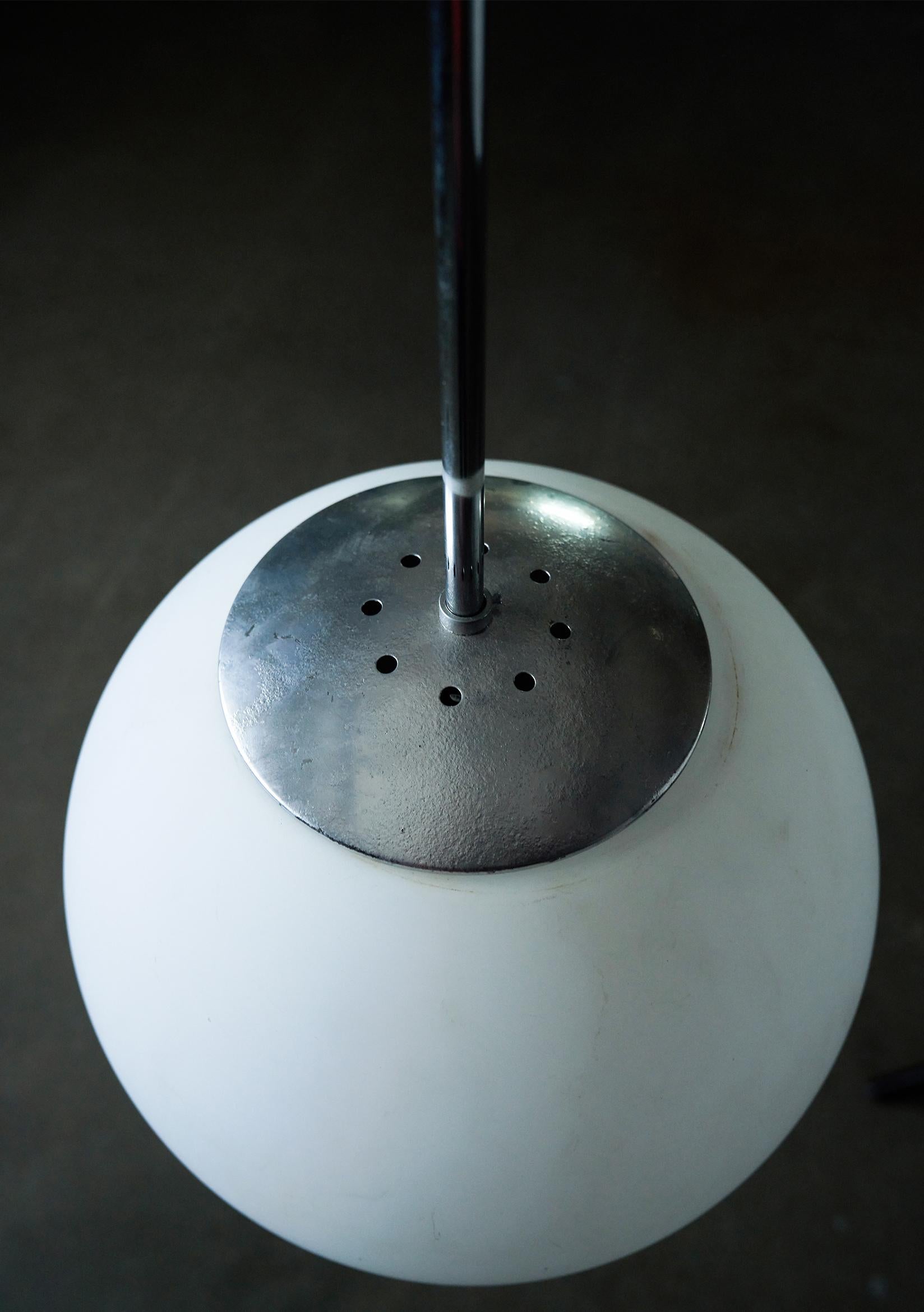 Moderne Pendentif en verre opalin ou au lait de forme ronde, de fabrication française, d'époque en vente
