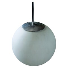 Pendentif en verre opalin ou au lait de forme ronde, de fabrication française, d'époque