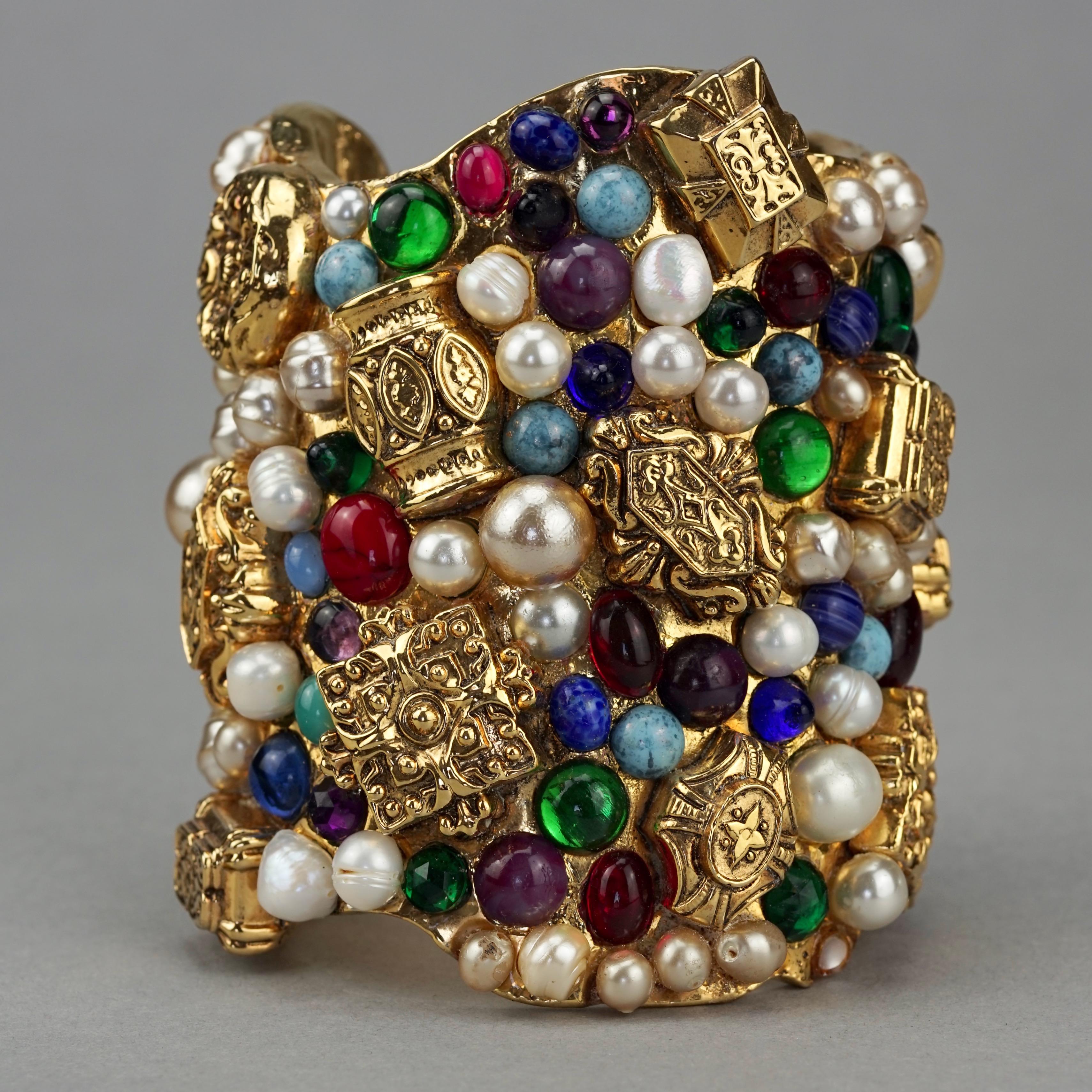 Vintage French Opulent Jewelled Cabochon Pearls Wide Cuff Bracelet In Good Condition For Sale In Kingersheim, Alsace