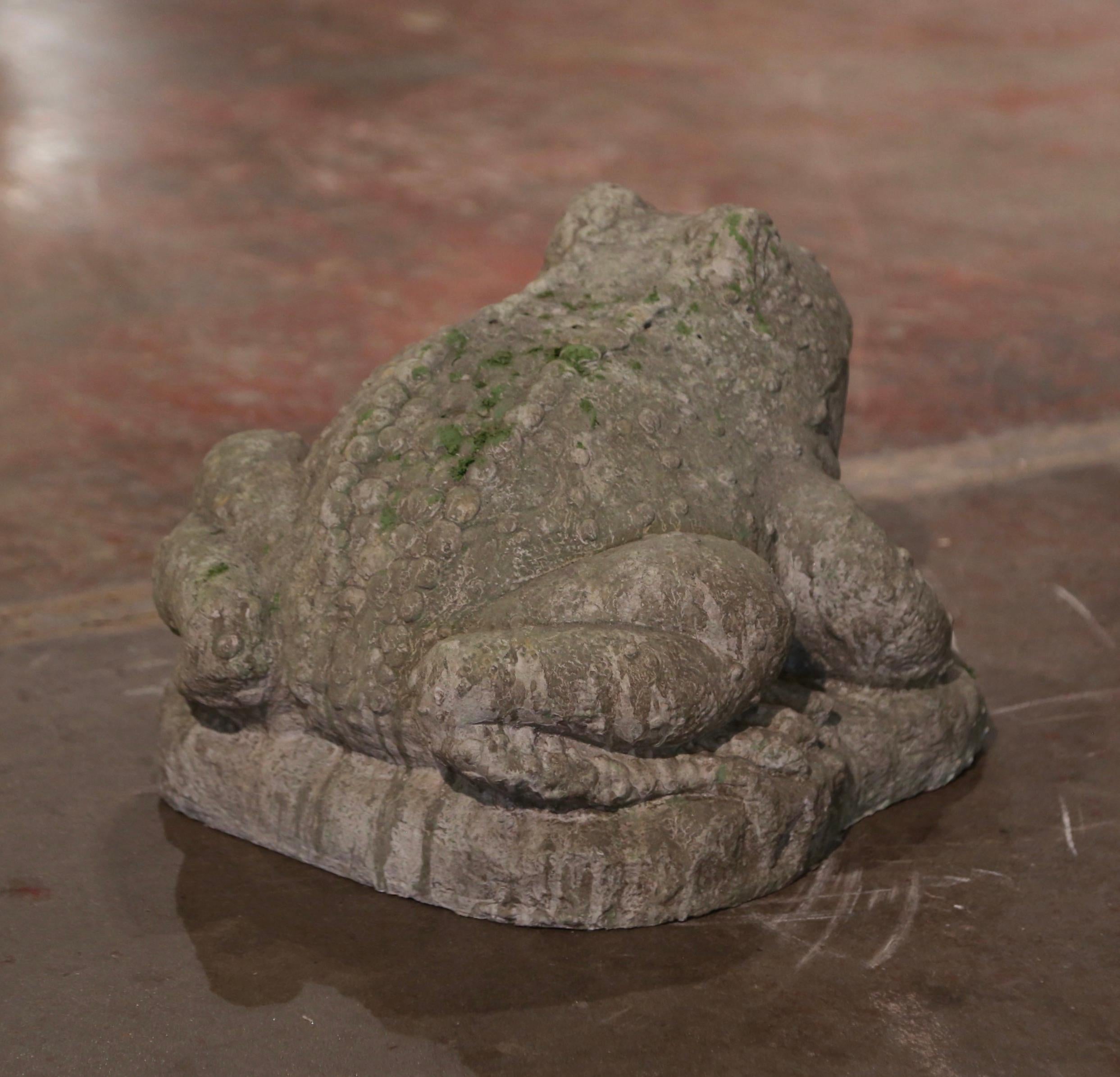 Escultura francesa vintage de sapo de piedra tallada y envejecida para exteriores Francés en venta