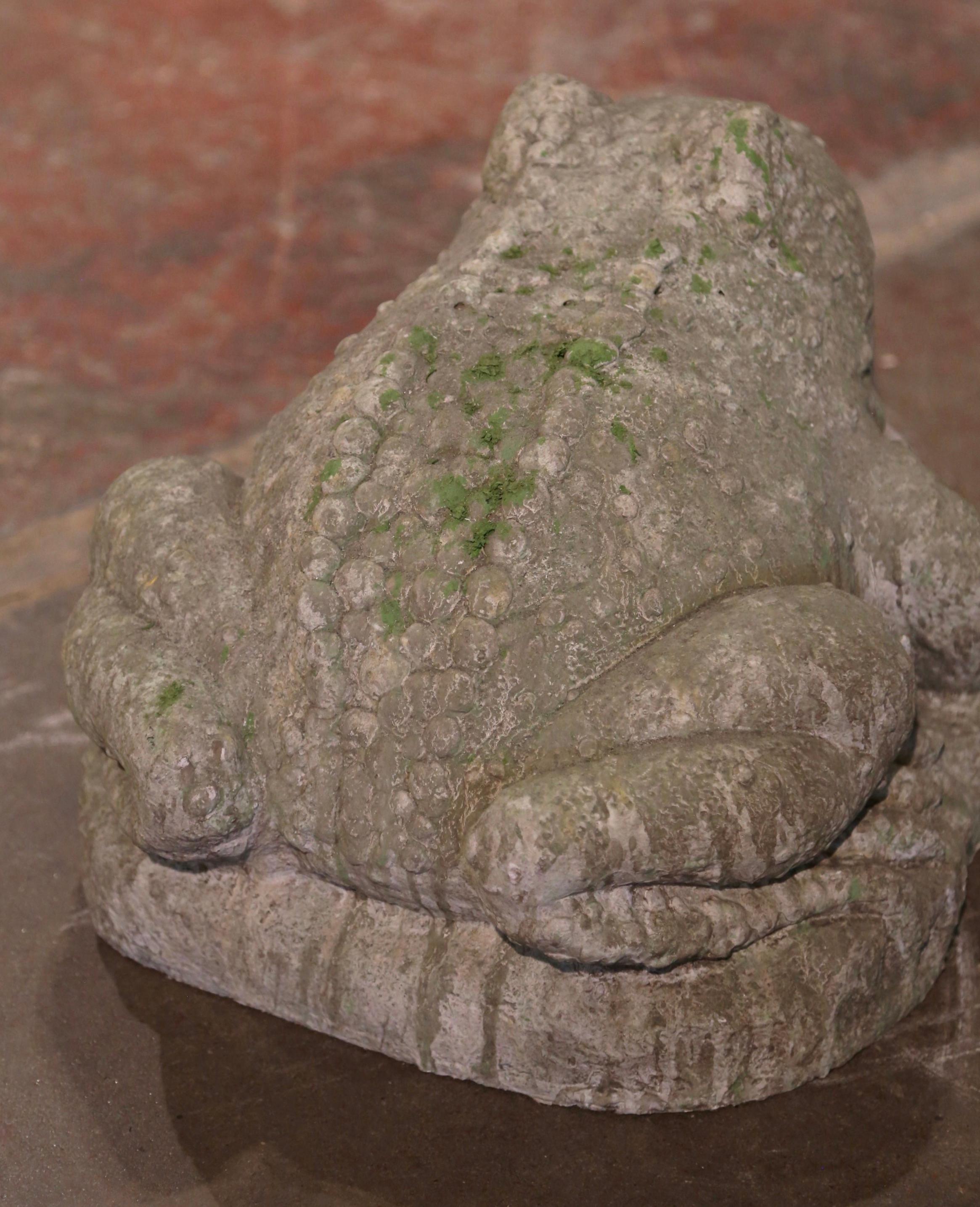 Escultura francesa vintage de sapo de piedra tallada y envejecida para exteriores Tallado a mano en venta