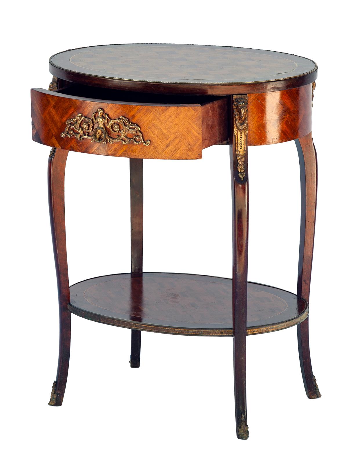 Französischer Lampen- oder Beistelltisch im Stil von Louis XV, aus Mahagoni und anderen Furnieren, mit schönen Beschlägen und einer einzelnen Schublade in der Front.  Dieser Tisch befindet sich in einem außergewöhnlich guten Zustand und wurde