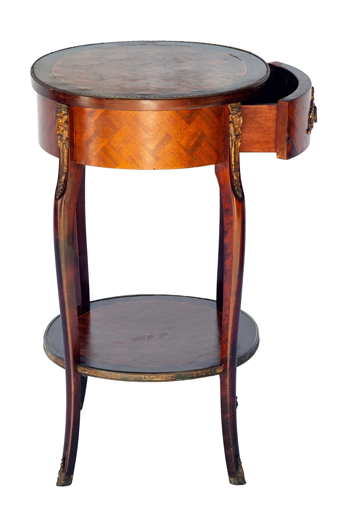 Vintage Französisch Oval Intarsien Beistelltisch / Nachttisch (20. Jahrhundert) im Angebot