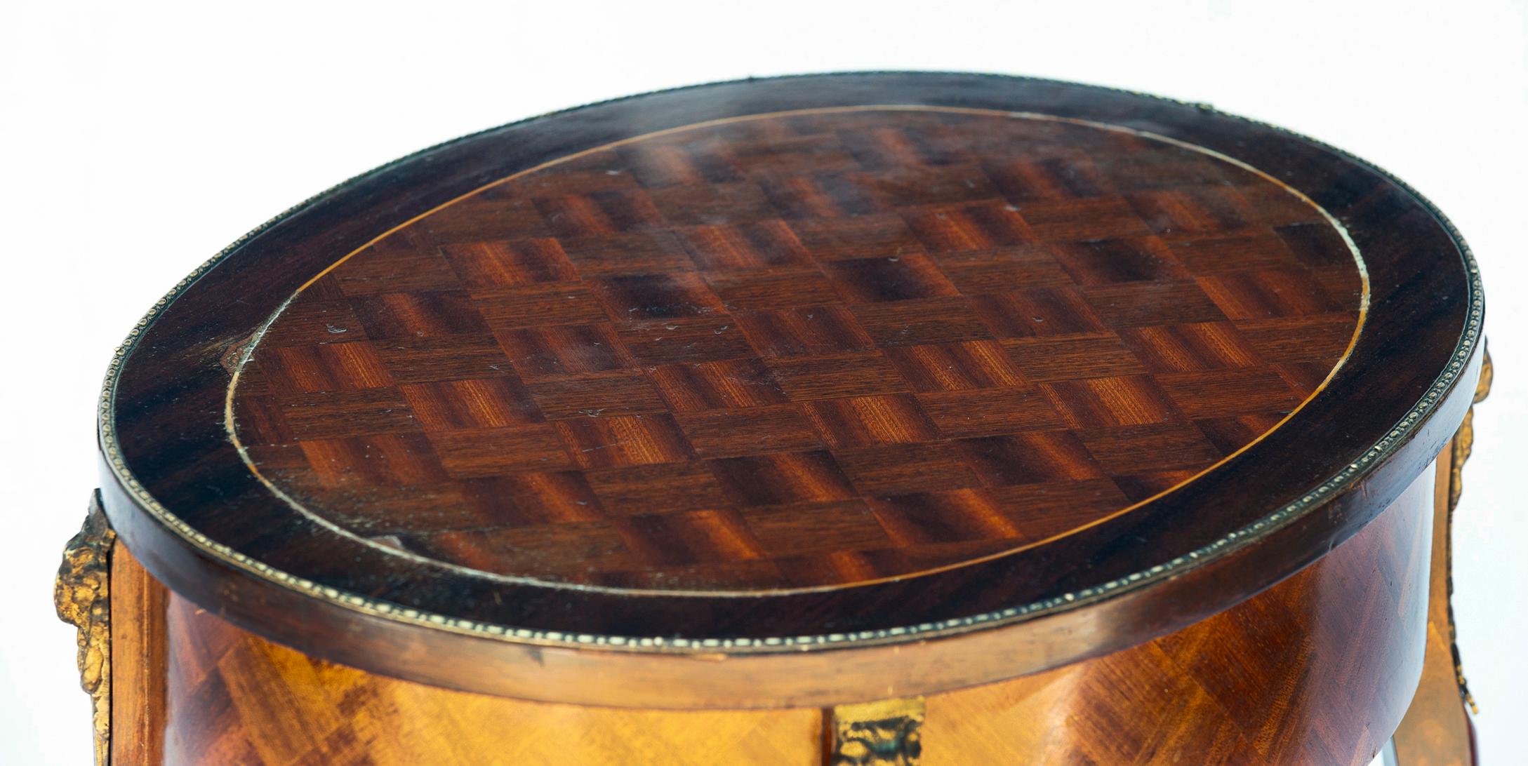 Vintage Französisch Oval Intarsien Beistelltisch / Nachttisch im Angebot 2