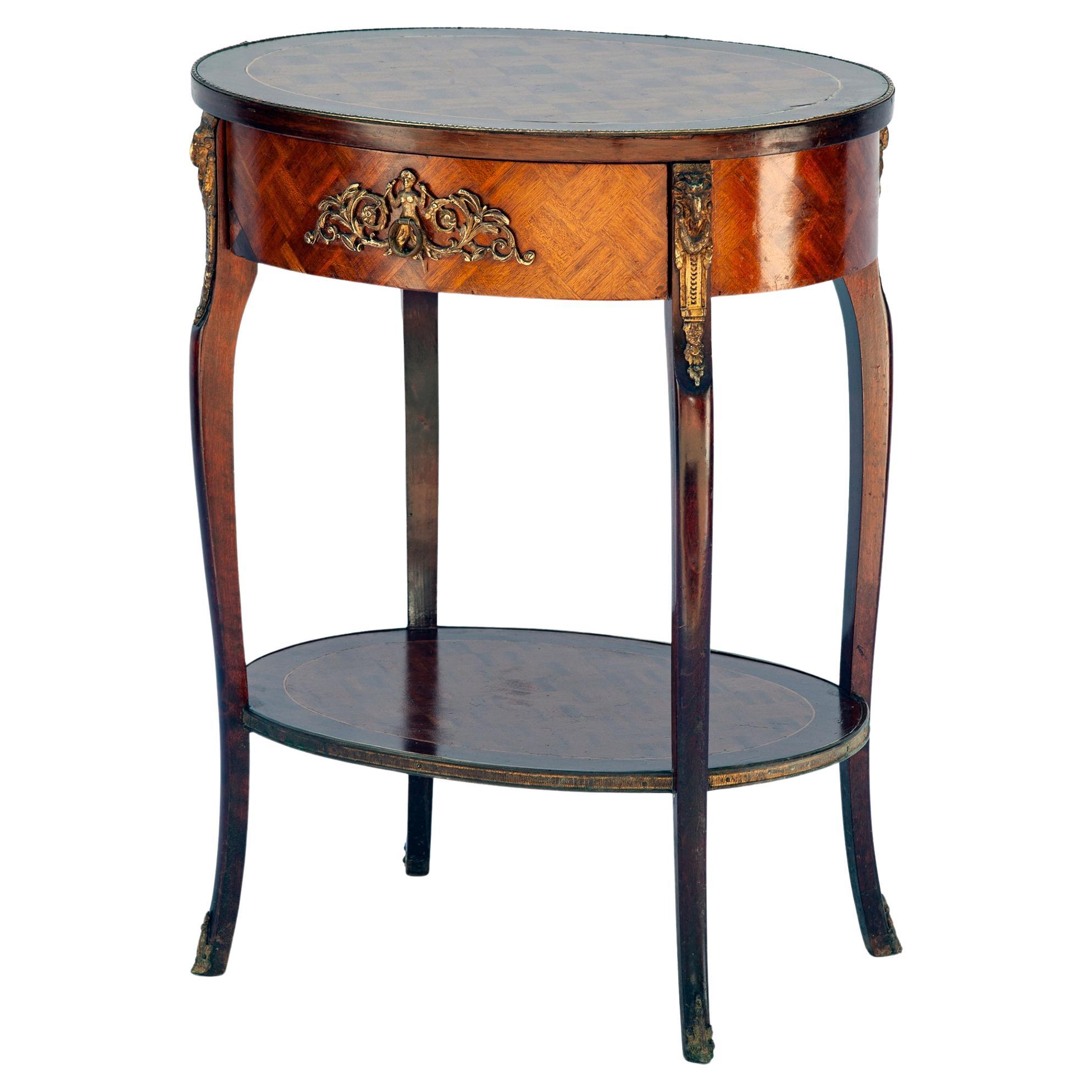 Table d'appoint/table de nuit française vintage de marqueterie ovale 