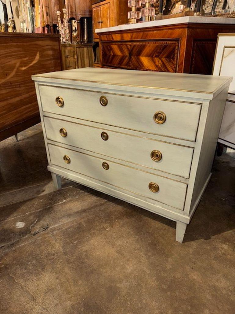 Cassapanca francese vintage dipinta di grigio con finiture in ottone e dorate. Circa 1940. Aggiunge calore e charme a qualsiasi stanza! 35,5 l x 18 p x 28 h