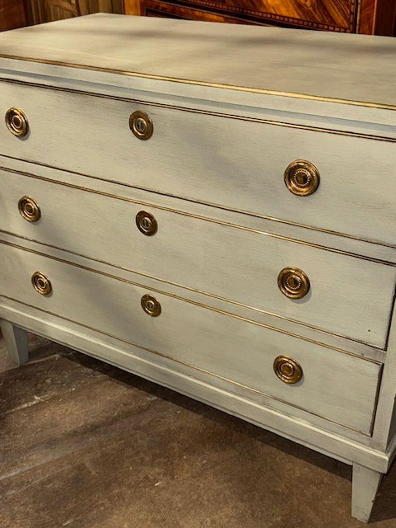 Metà XX secolo Cassapanca francese vintage dipinta in vendita
