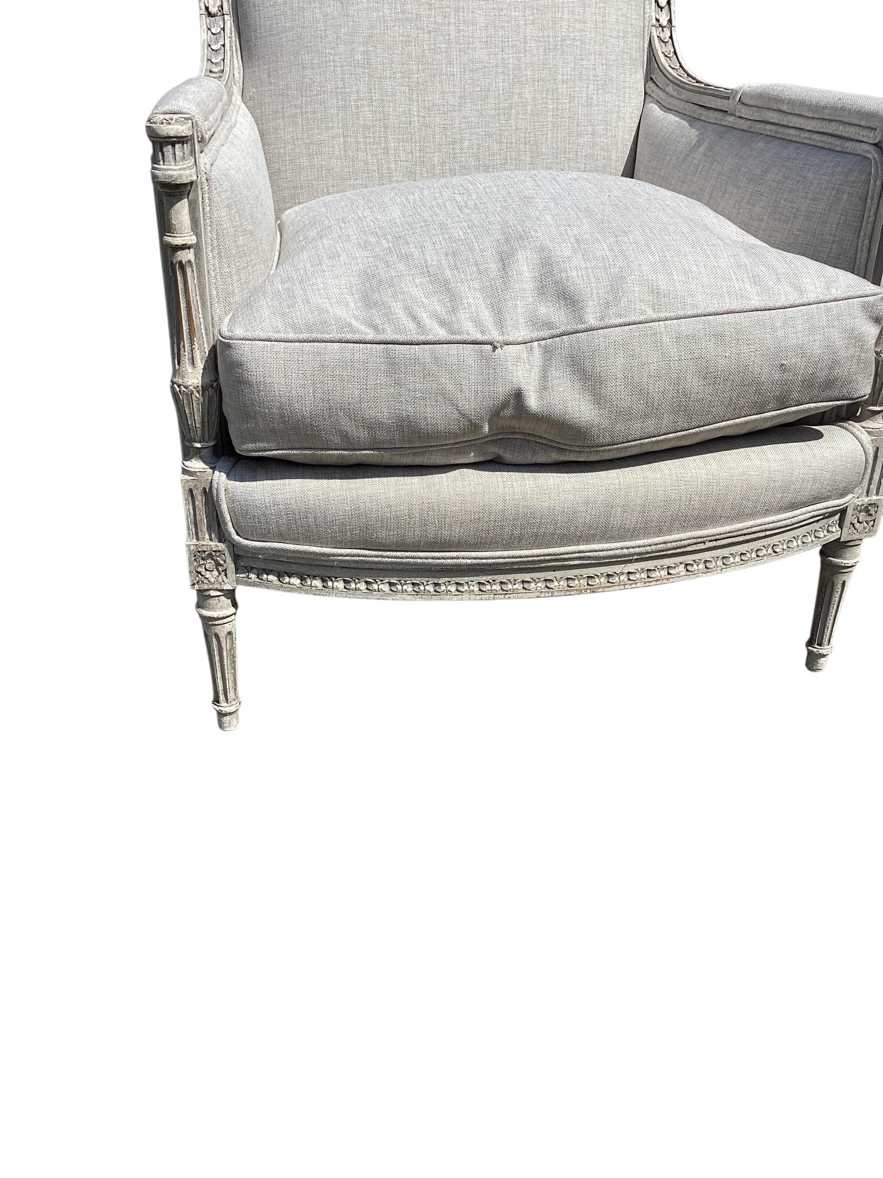 Français Vintage French Pair Louis XVI Style Upholstering Chairs, Newly Upholstered in Linen en vente
