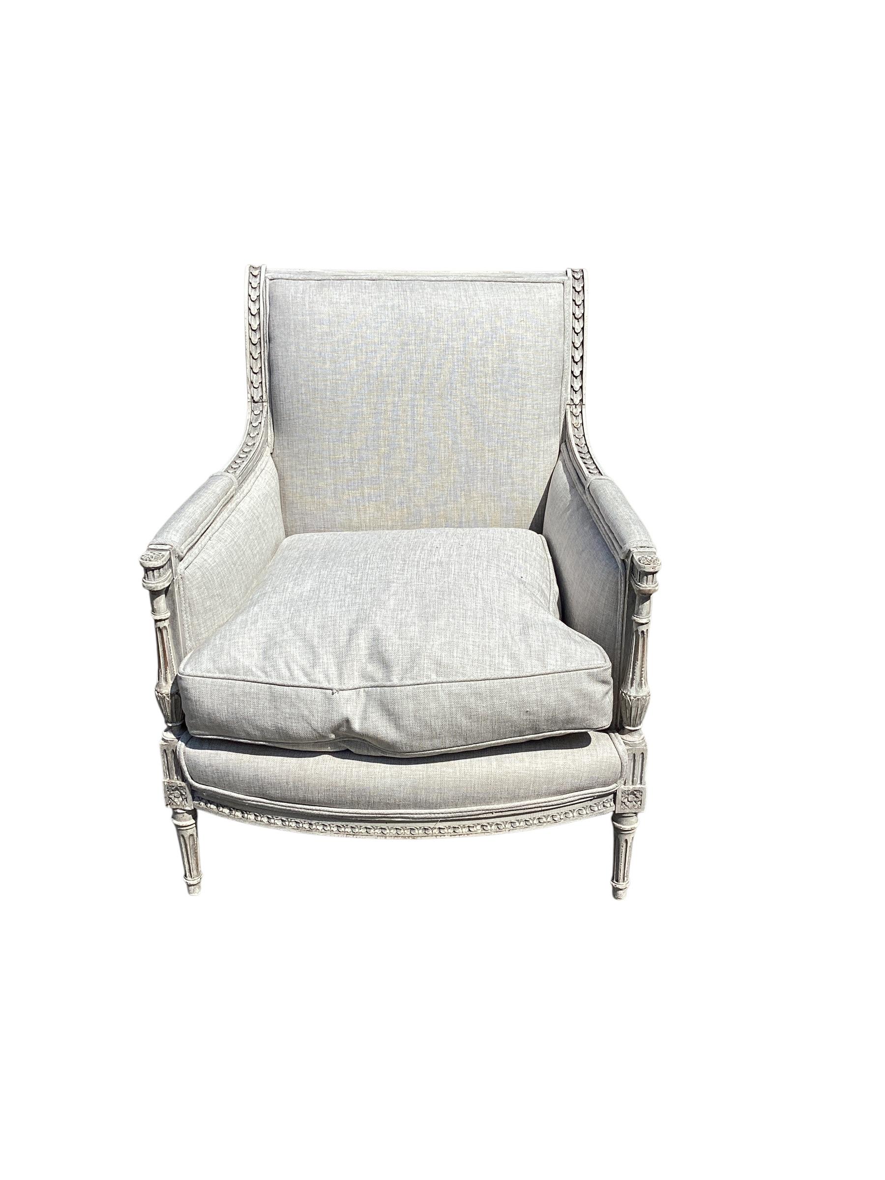 Vintage French Pair Louis XVI Style Upholstering Chairs, Newly Upholstered in Linen en vente 1