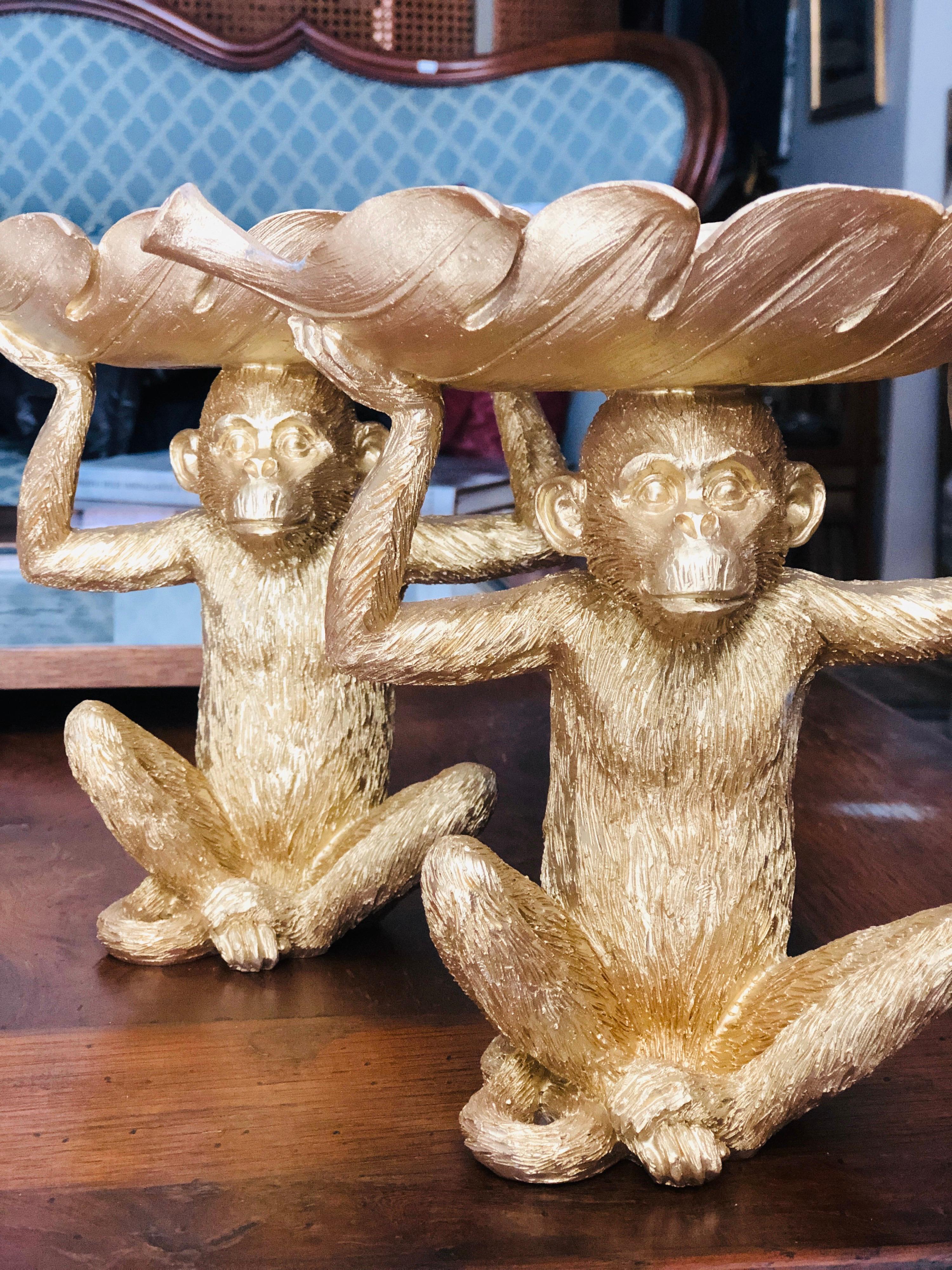 Pair of symmetrical monkeys holding leaves in their arms made of plaster hand painted with gold finish.
Nice and elegant accessories for a desk or a table.
You may place any kind of small items or delicious chocolates on them.
France, circa