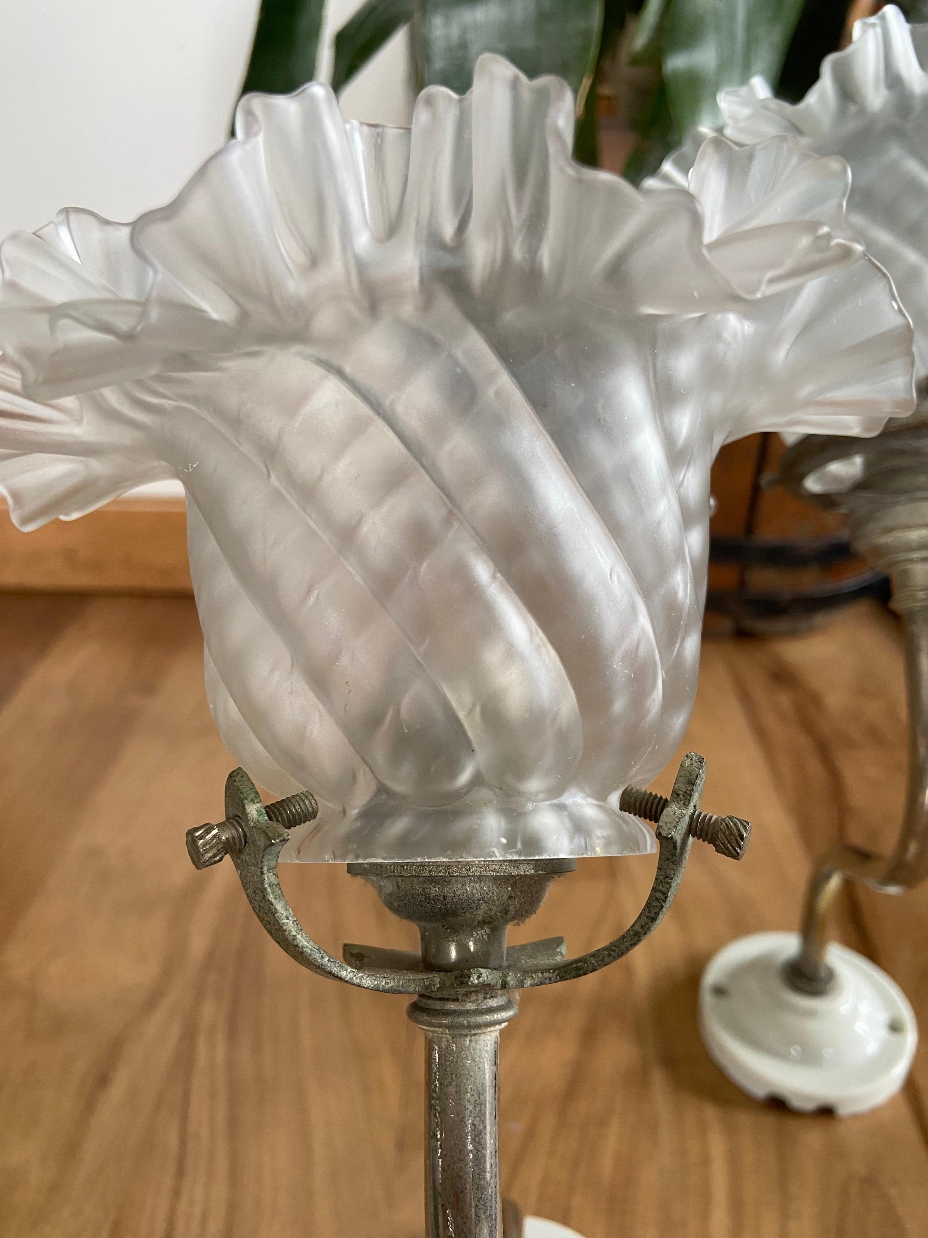 Französische Vintage-Wandleuchten aus Metall mit handgefertigten Blumenschirmen aus Glas, Vintage, Paar im Angebot 2