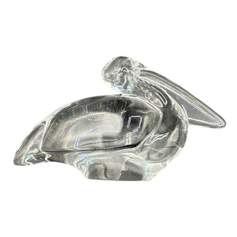 Un fermacarte vintage con scultura di pellicano firmato Baccarat, che misura 3 pollici, è un'affascinante rappresentazione della rinomata maestria del marchio. Realizzata con eleganza in pregiato cristallo al piombo, la statuetta presenta dettagli