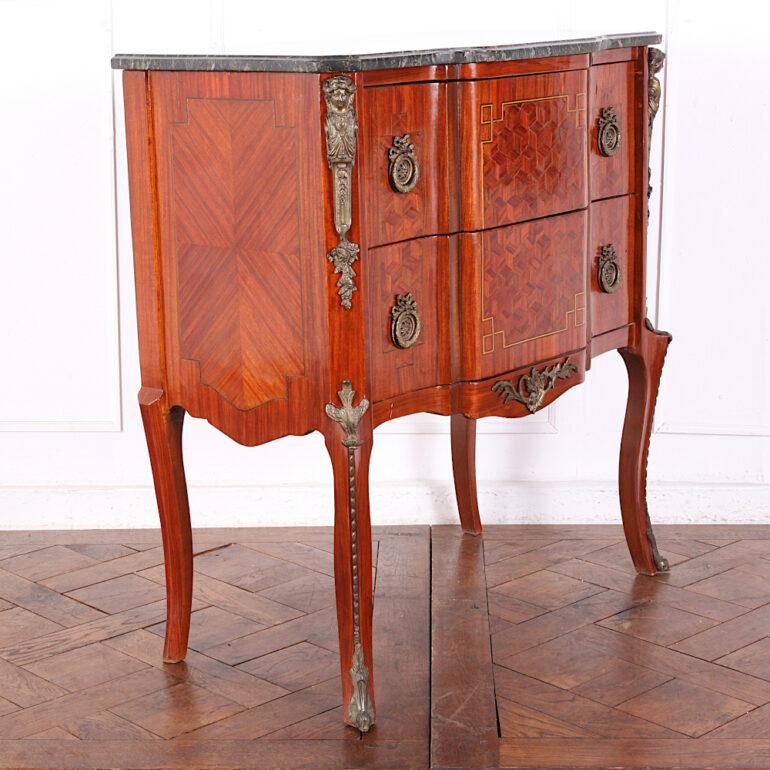 Vintage French breakfront ‘Transitional’ style marble-top commode with parquet veneer work to the drawer fronts and accented with brass mounts. Mid-20th century.


