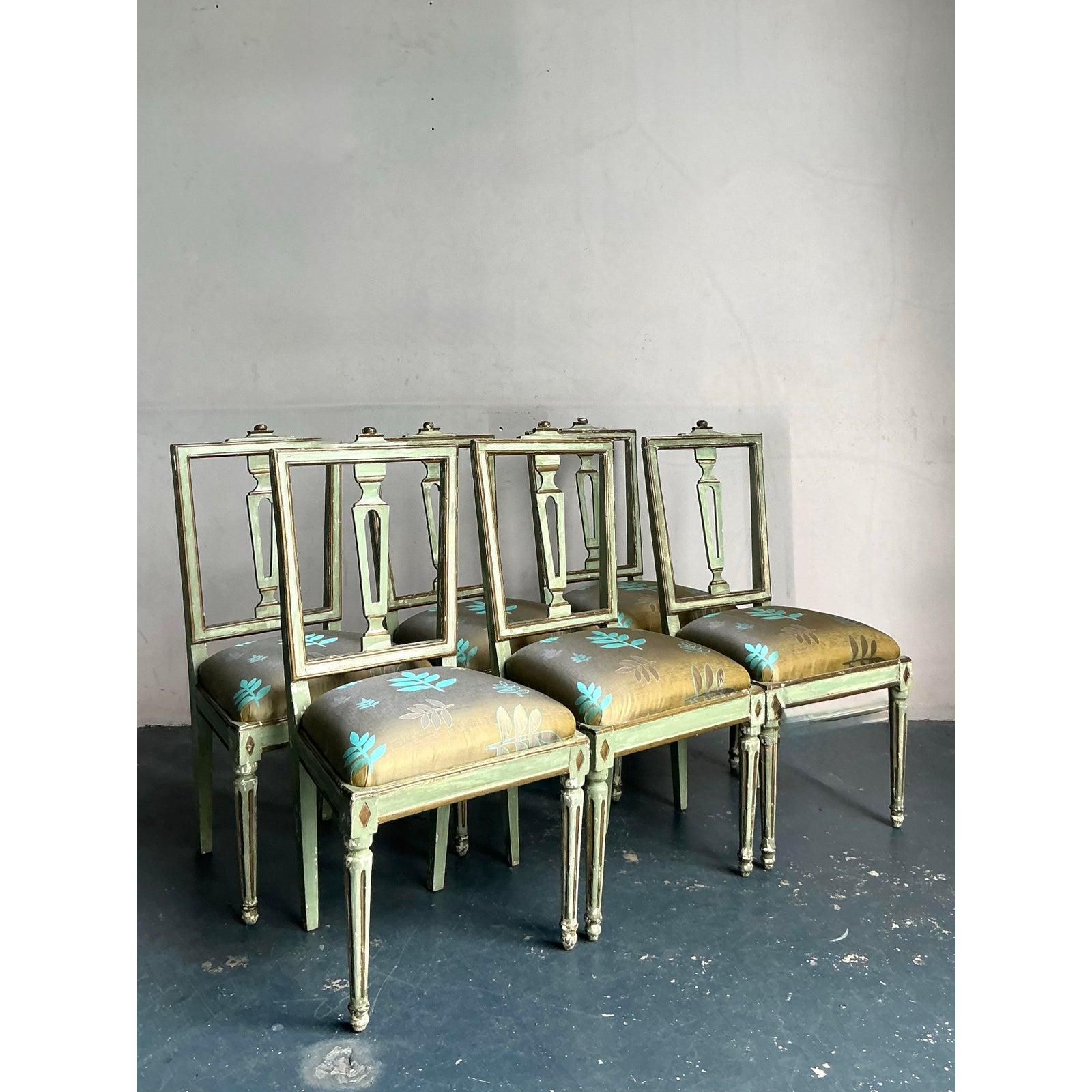 Ti presentiamo uno splendido set di sei sedie da pranzo francesi vintage, meticolosamente realizzate per evocare un'eleganza senza tempo e un fascino rustico. Ogni sedia vanta una splendida finitura patinata in una tonalità serena, che mette in