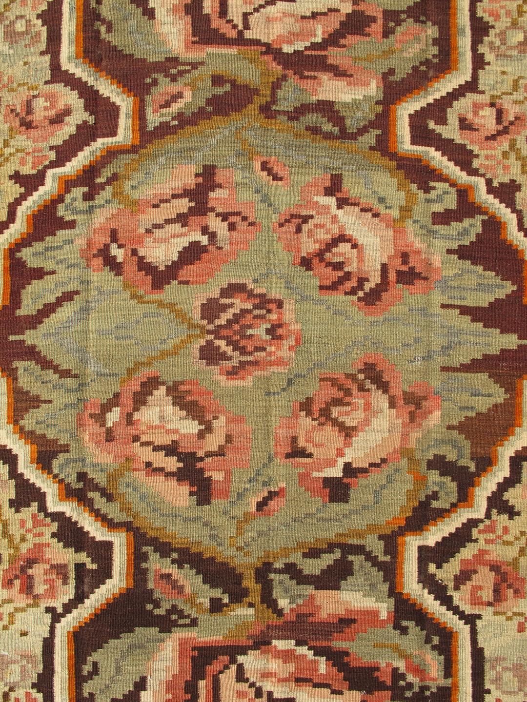 Vintage French pattern Kilim in green, brown and multi colors, Kb-H-401-14, Vintage Turkish Kilim rug
tapis Kilim vintage fait à la main, avec un beau médaillon central et des motifs floraux en vert, brun et multicolore.
Mesures : 5' x 8'4.
   