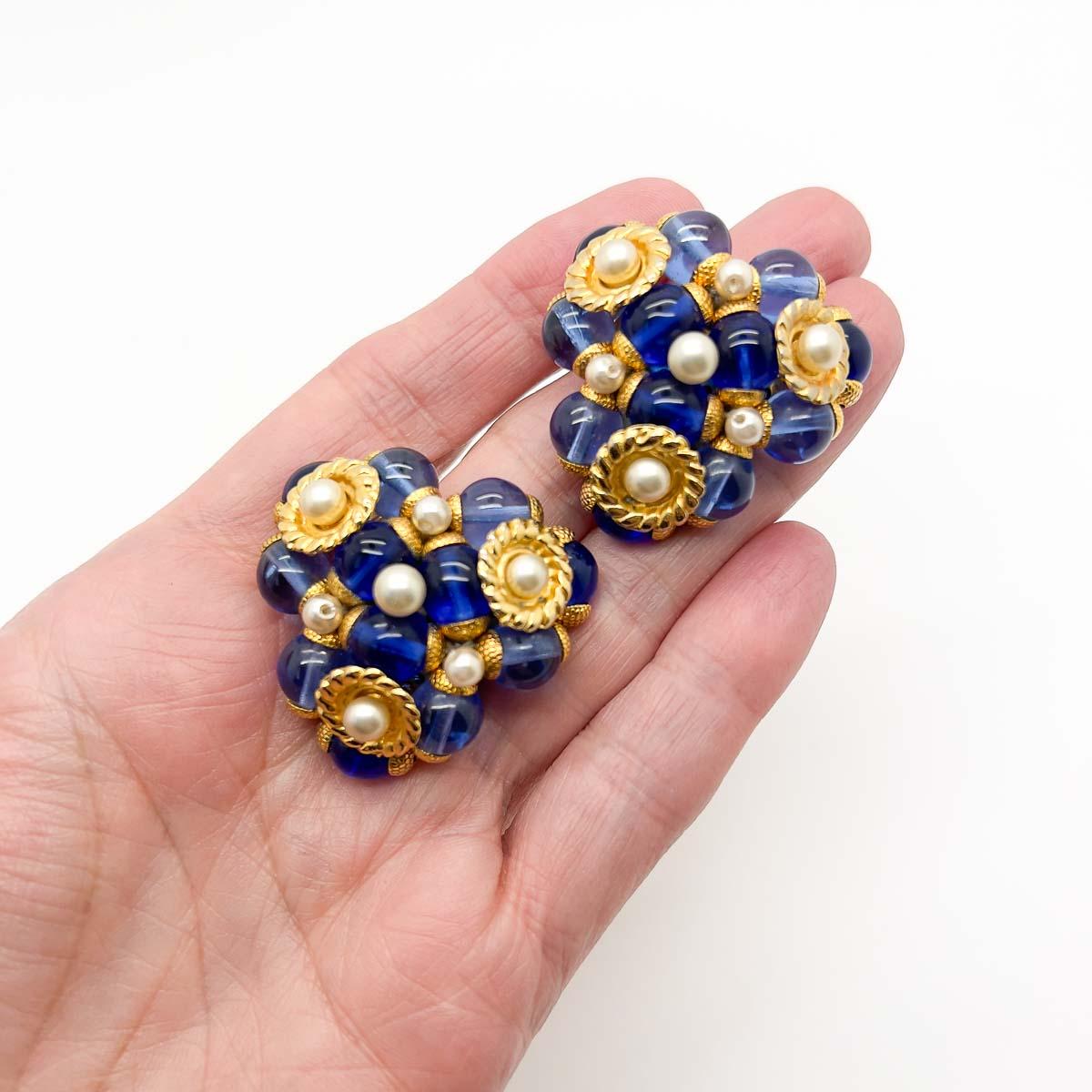 Ein exquisites Paar Vintage French Pearl & Blue Glass Earrings. Diese französischen Clips aus den 1940er Jahren zeichnen sich durch eine Kombination aus aufwändiger Verarbeitung und schönen Materialien aus. Perlen, luxuriöses Goldblech und opulentes