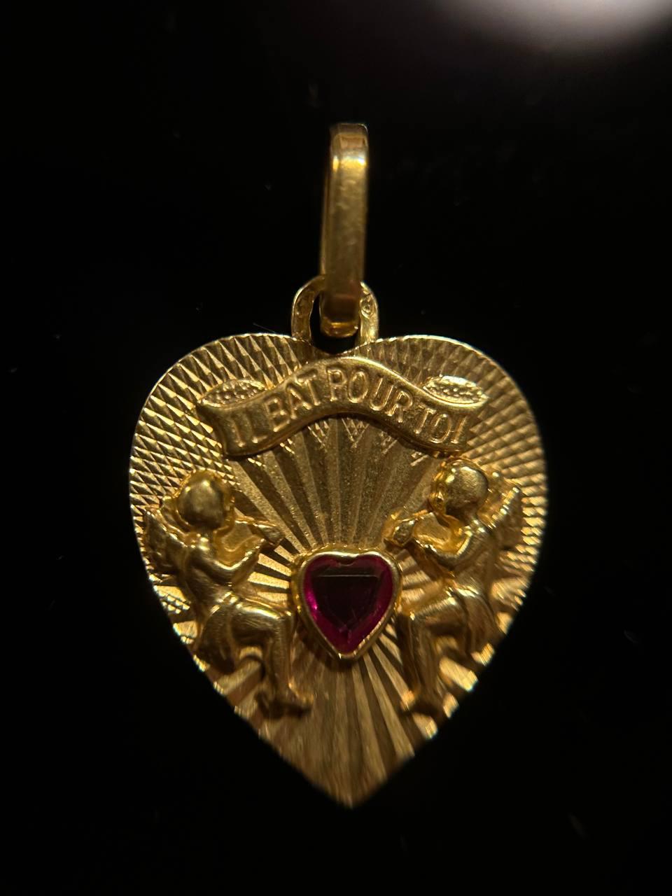 Vintage French Pendant Angels Ruby Heart Il Bat Pour Toi 18k Yellow Gold In Good Condition In Mārupe, LV