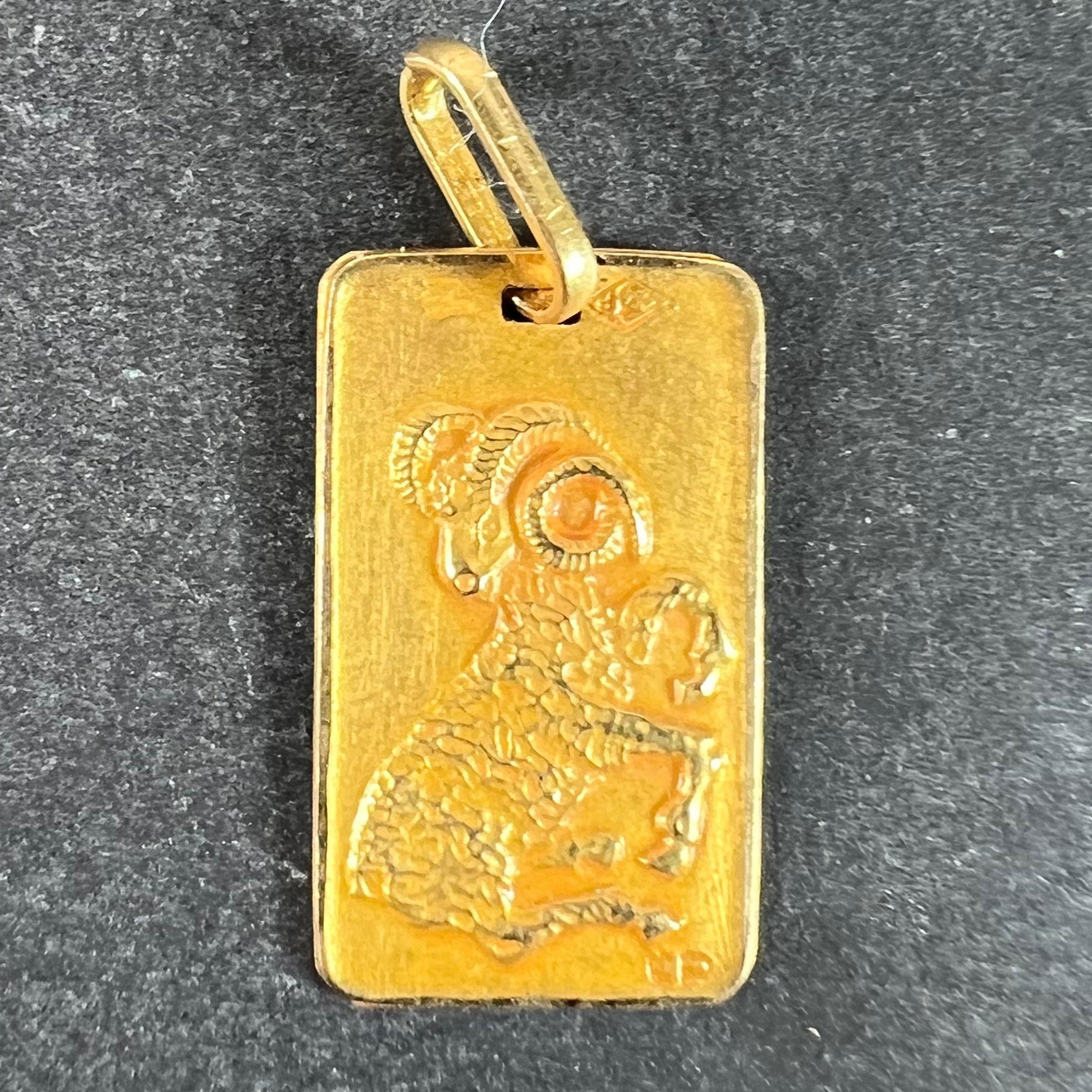 Ciondolo charme rettangolare in oro giallo 18 carati (18K) disegnato come il segno zodiacale di Ares, raffigurante un ariete che si alza con le corna arricciate. Firmato CP, timbrato con il marchio dell'aquila per l'oro a 18 carati e di manifattura