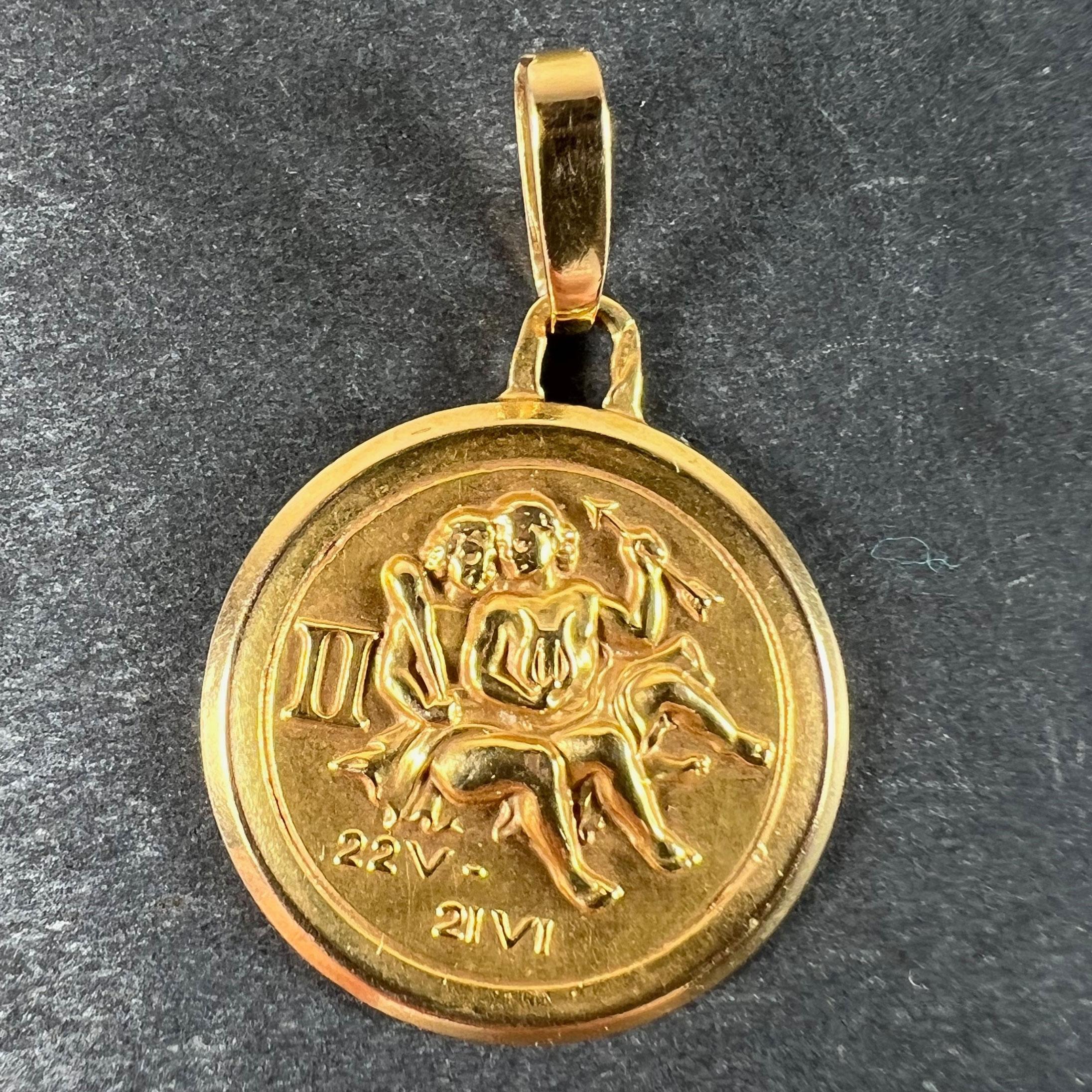 Un ciondolo charme in oro giallo 18 carati (18K) disegnato come il segno zodiacale dei Gemelli, raffigurante una coppia di gemelli, uno con in mano una clava e l'altro una freccia. Le date 22 V (maggio) - 21 VI (giugno) su un lato. Timbrato con il