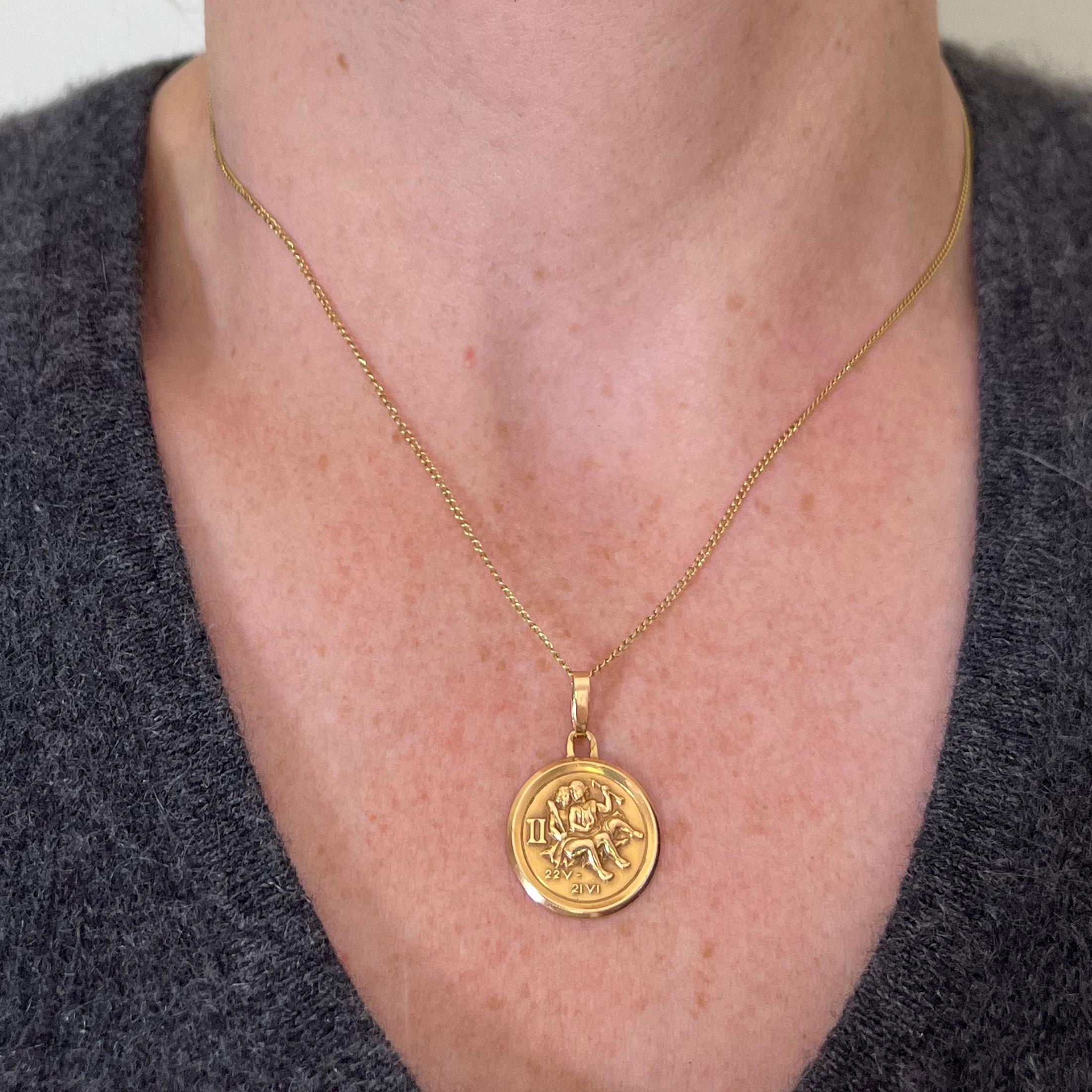 da uomo o donna Ciondolo Medaglia d'epoca francese Perroud Gemini Zodiac in oro giallo 18 carati in vendita
