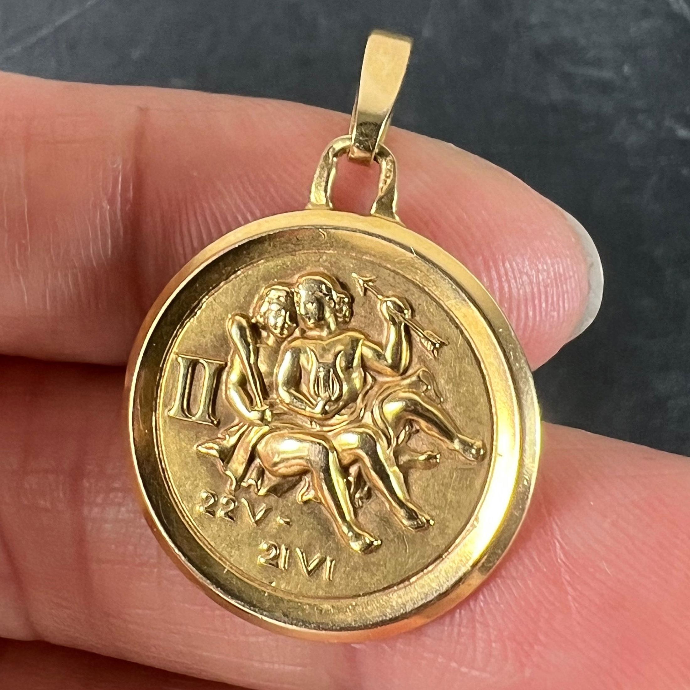 Ciondolo Medaglia d'epoca francese Perroud Gemini Zodiac in oro giallo 18 carati in vendita 1