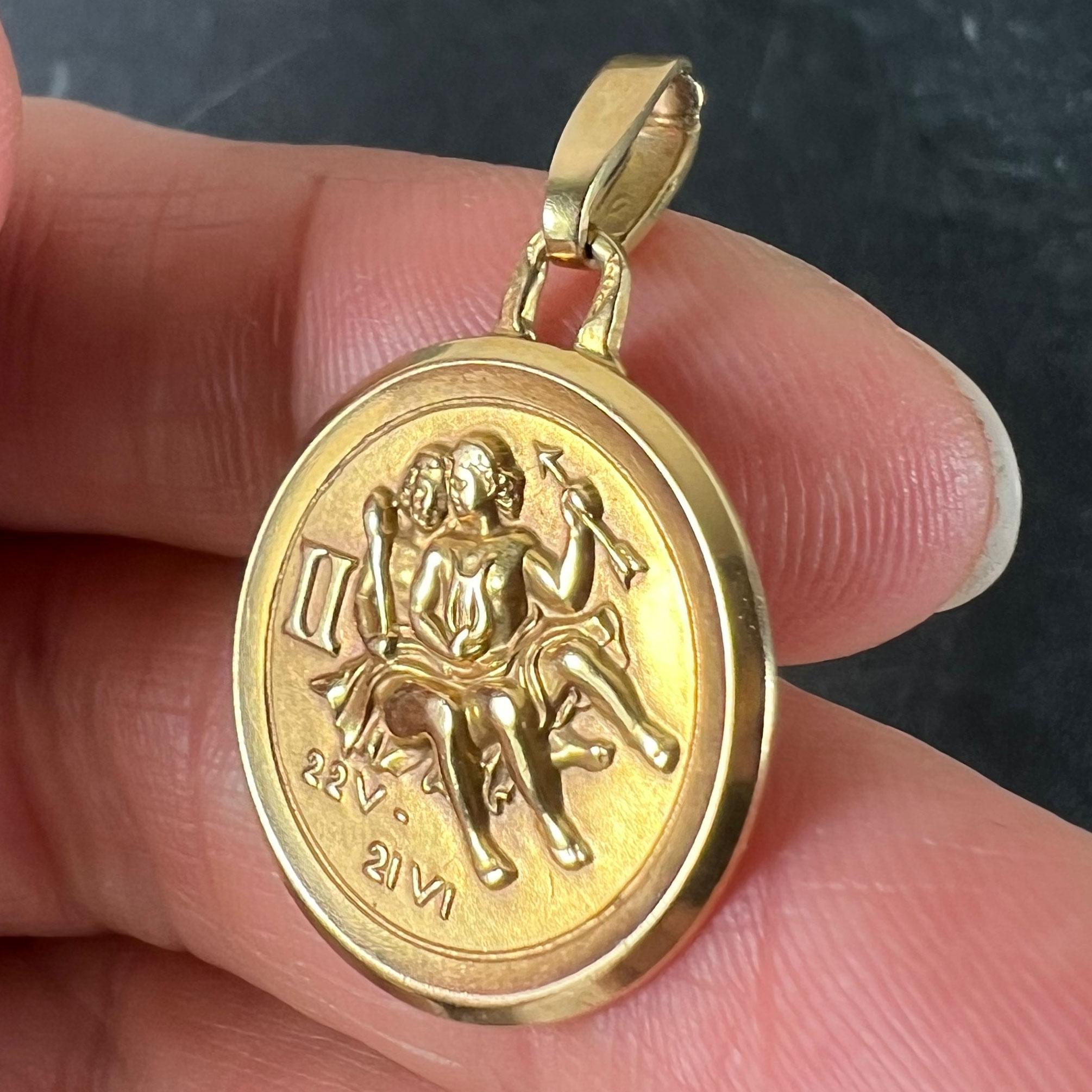 Ciondolo Medaglia d'epoca francese Perroud Gemini Zodiac in oro giallo 18 carati in vendita 2