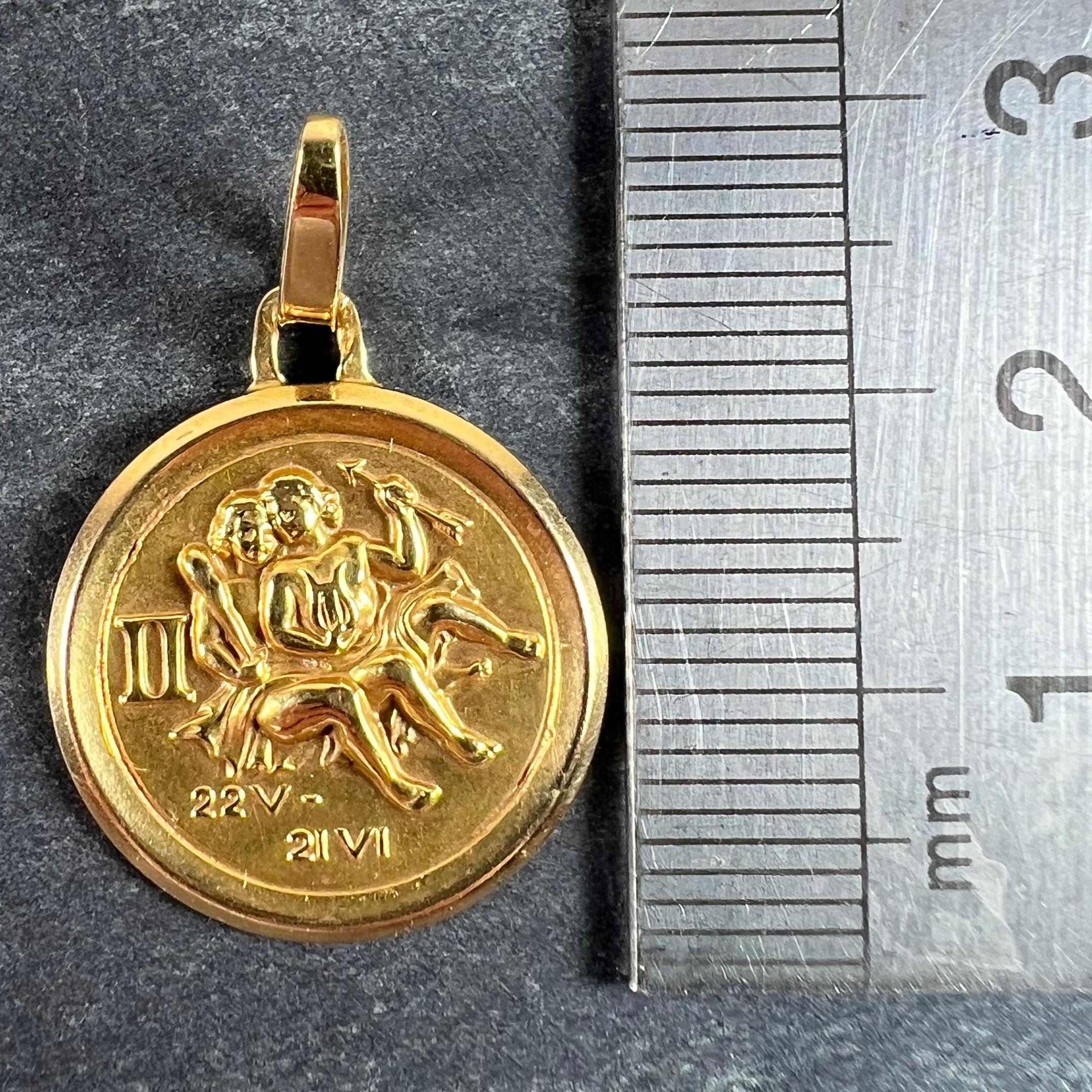 Ciondolo Medaglia d'epoca francese Perroud Gemini Zodiac in oro giallo 18 carati in vendita 4