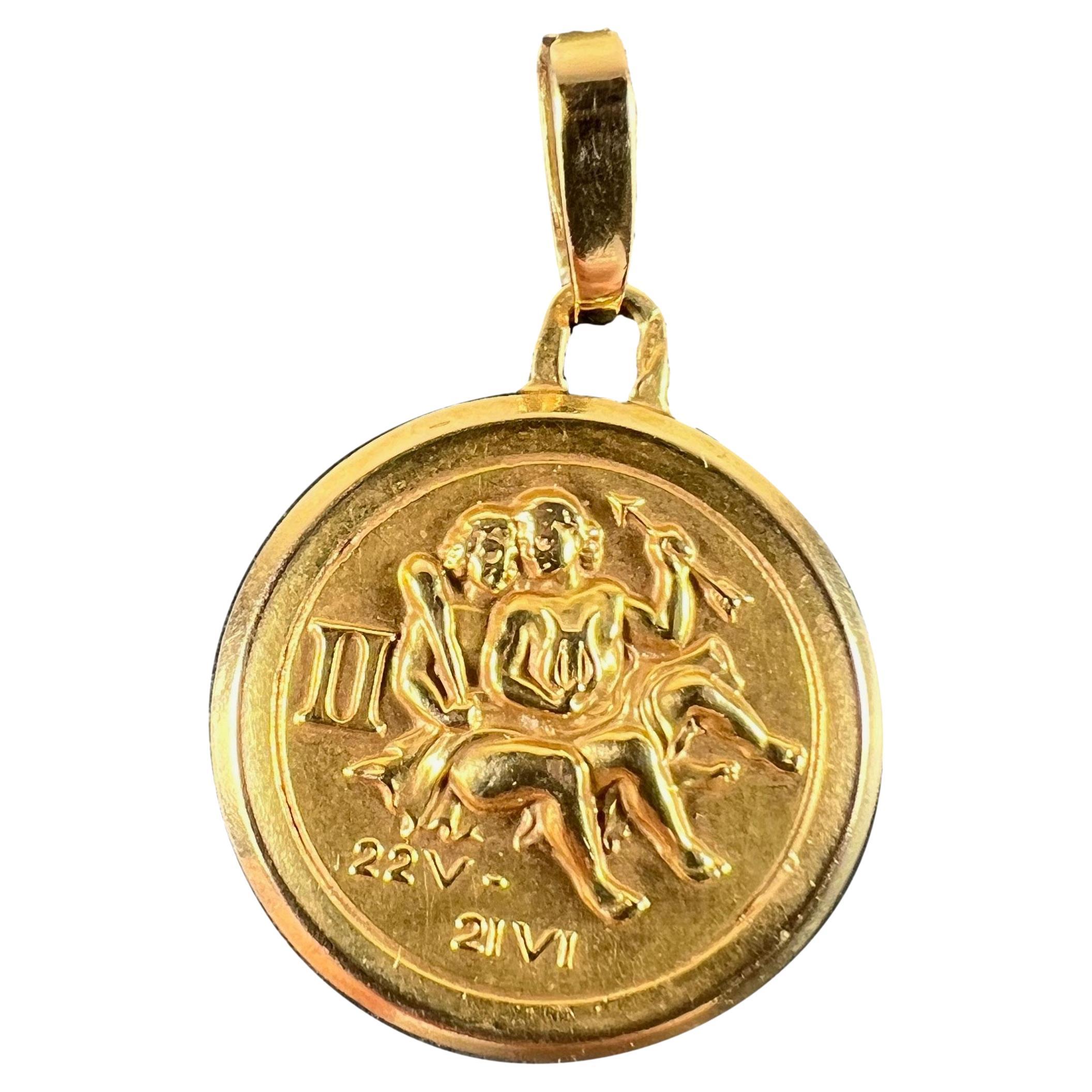 Ciondolo Medaglia d'epoca francese Perroud Gemini Zodiac in oro giallo 18 carati in vendita
