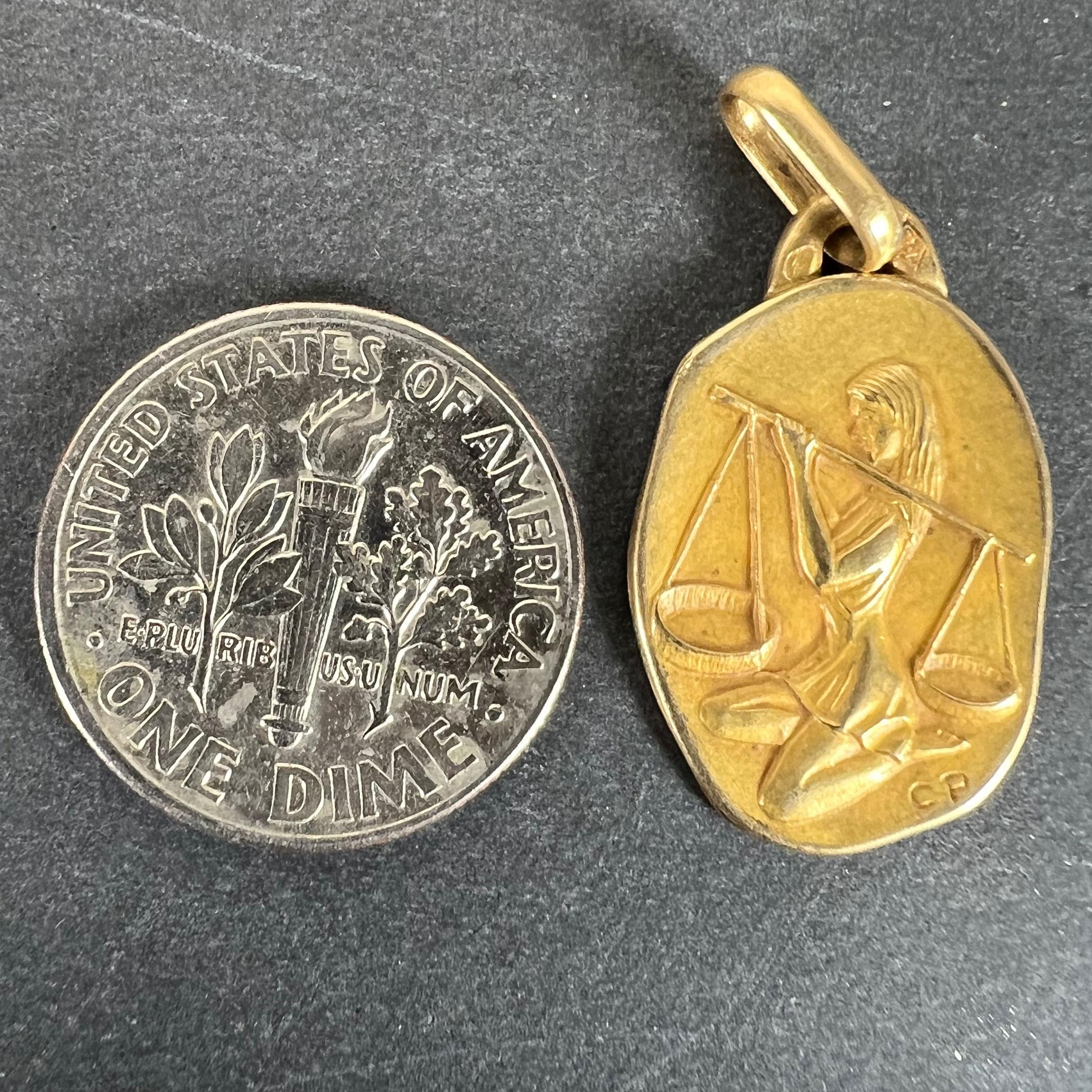 Colgante vintage francés Perroud Zodíaco Libra Medalla de Oro Amarillo de 18 quilates en venta 6