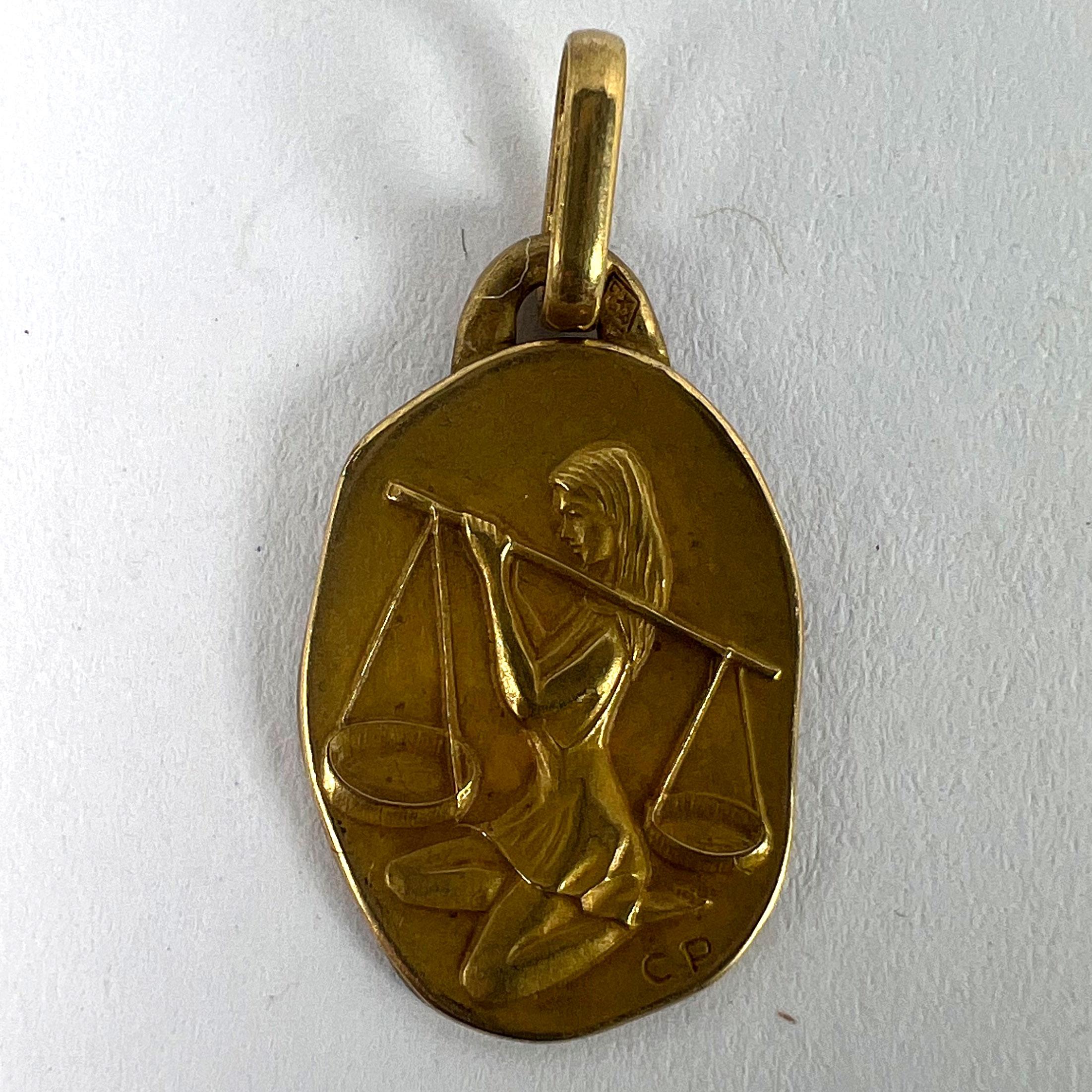 Colgante vintage francés Perroud Zodíaco Libra Medalla de Oro Amarillo de 18 quilates en venta 7