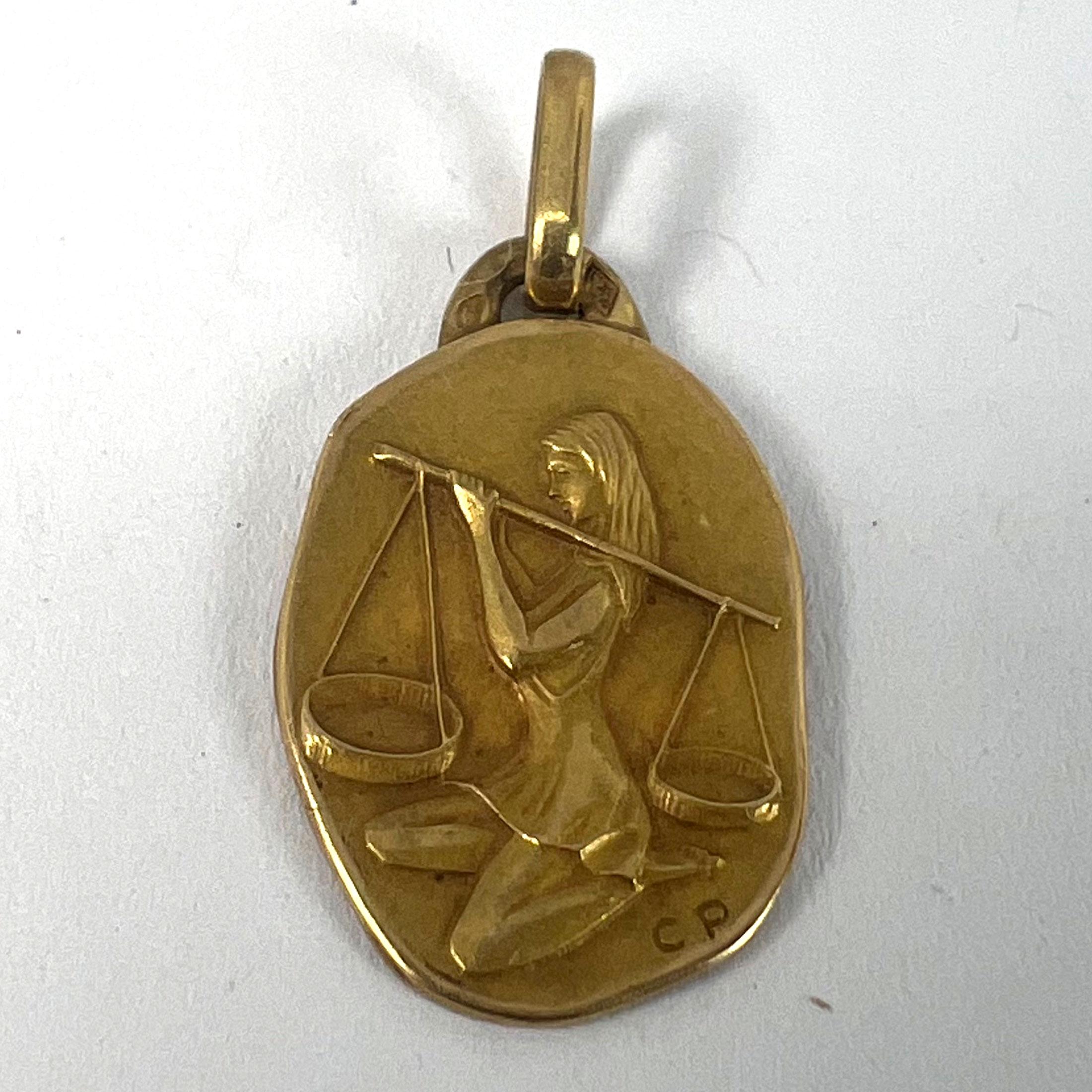 Colgante vintage francés Perroud Zodíaco Libra Medalla de Oro Amarillo de 18 quilates en venta 8