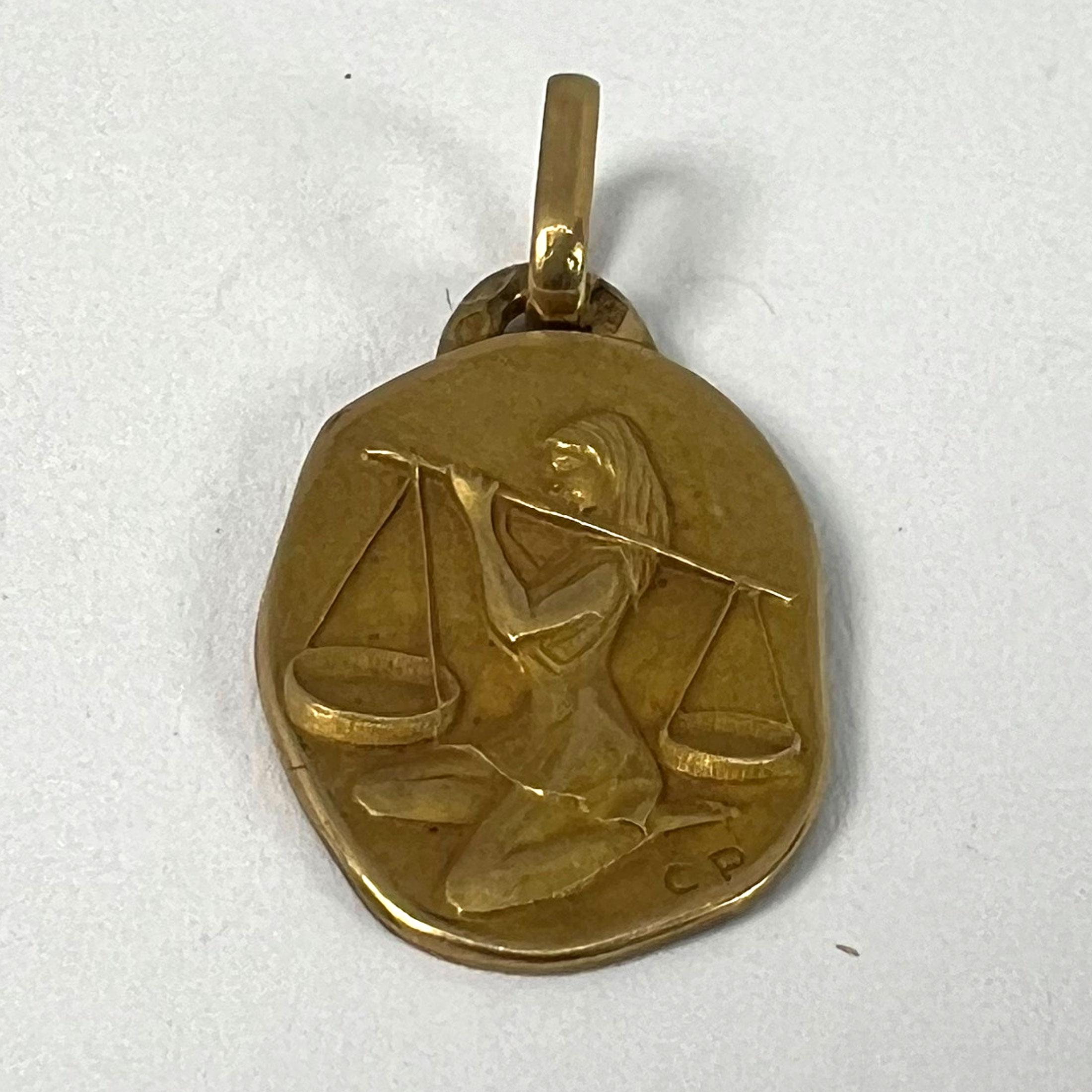 Colgante vintage francés Perroud Zodíaco Libra Medalla de Oro Amarillo de 18 quilates en venta 9