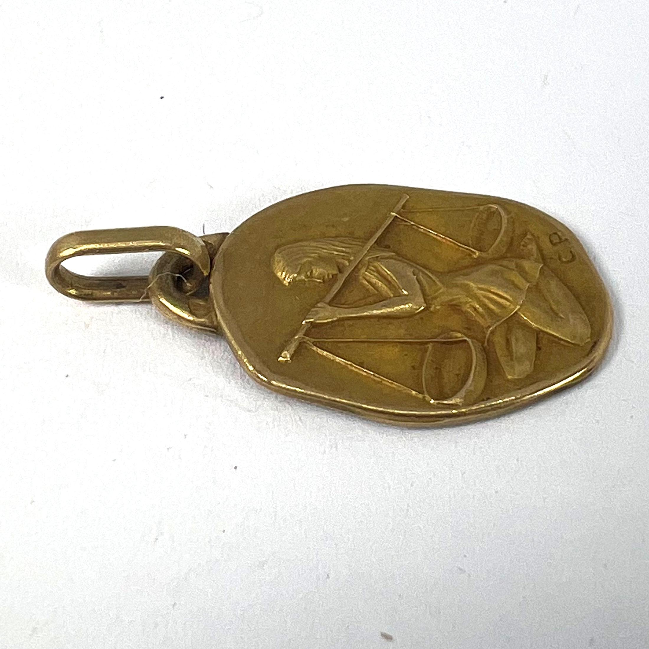 Colgante vintage francés Perroud Zodíaco Libra Medalla de Oro Amarillo de 18 quilates en venta 10