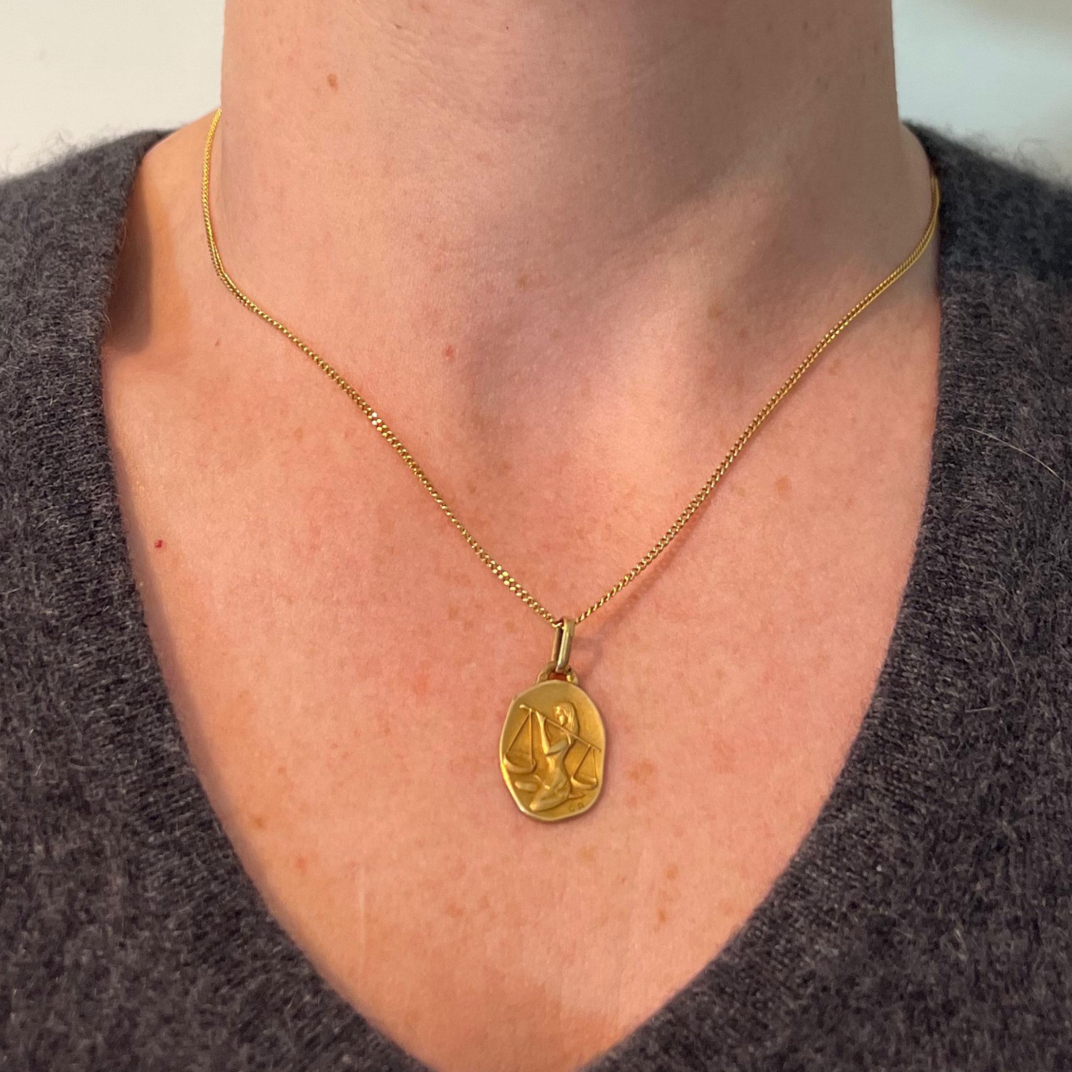 Femenino o masculino Colgante vintage francés Perroud Zodíaco Libra Medalla de Oro Amarillo de 18 quilates en venta