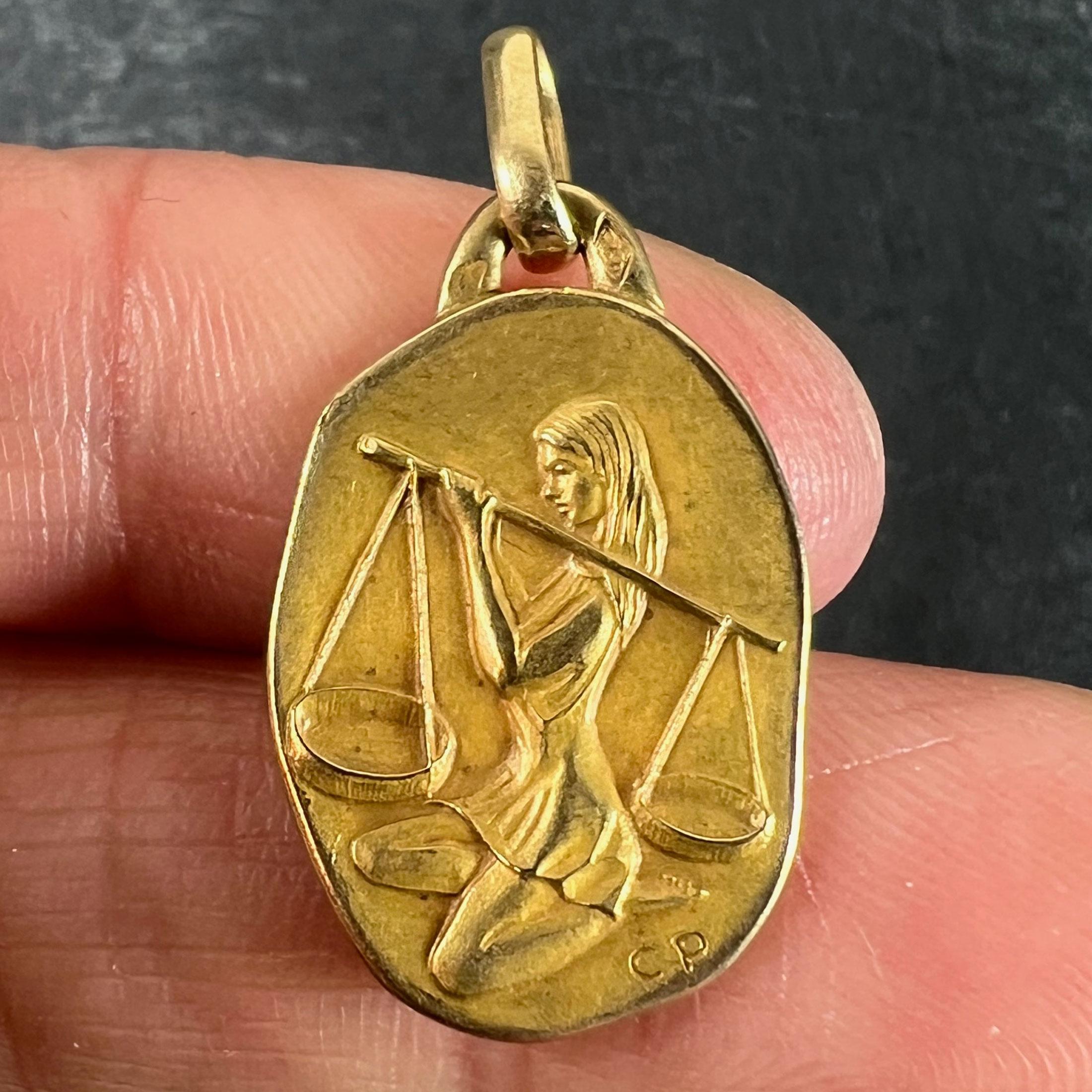 Colgante vintage francés Perroud Zodíaco Libra Medalla de Oro Amarillo de 18 quilates en venta 1